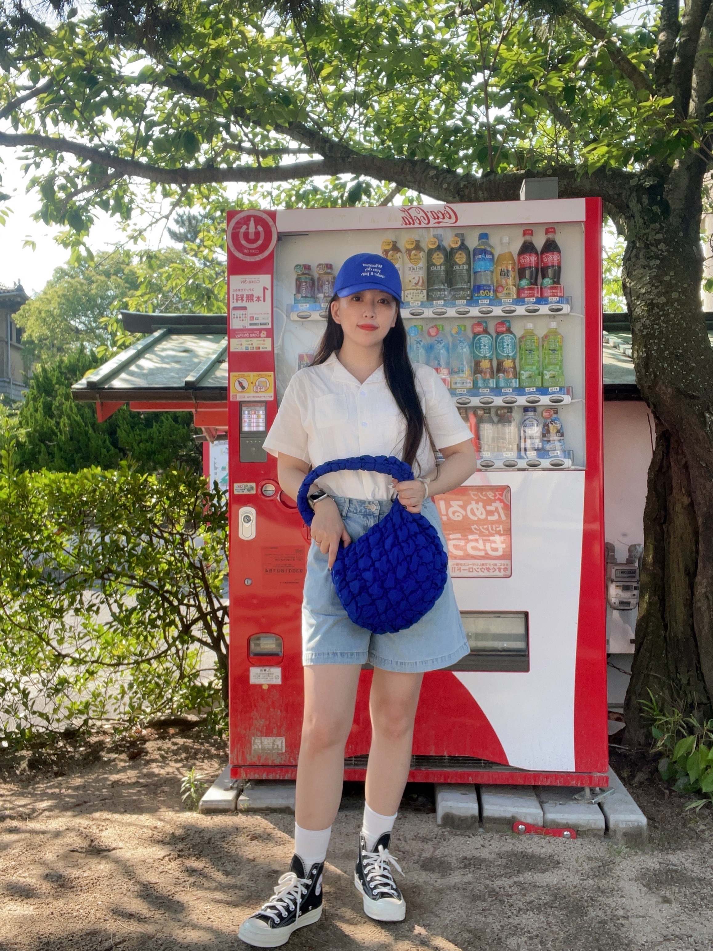 COS Quilted Mini Bag Blue, Converse x Play Comme des Garcons Chuck 70 Hi Black 착용 스타일 - 2