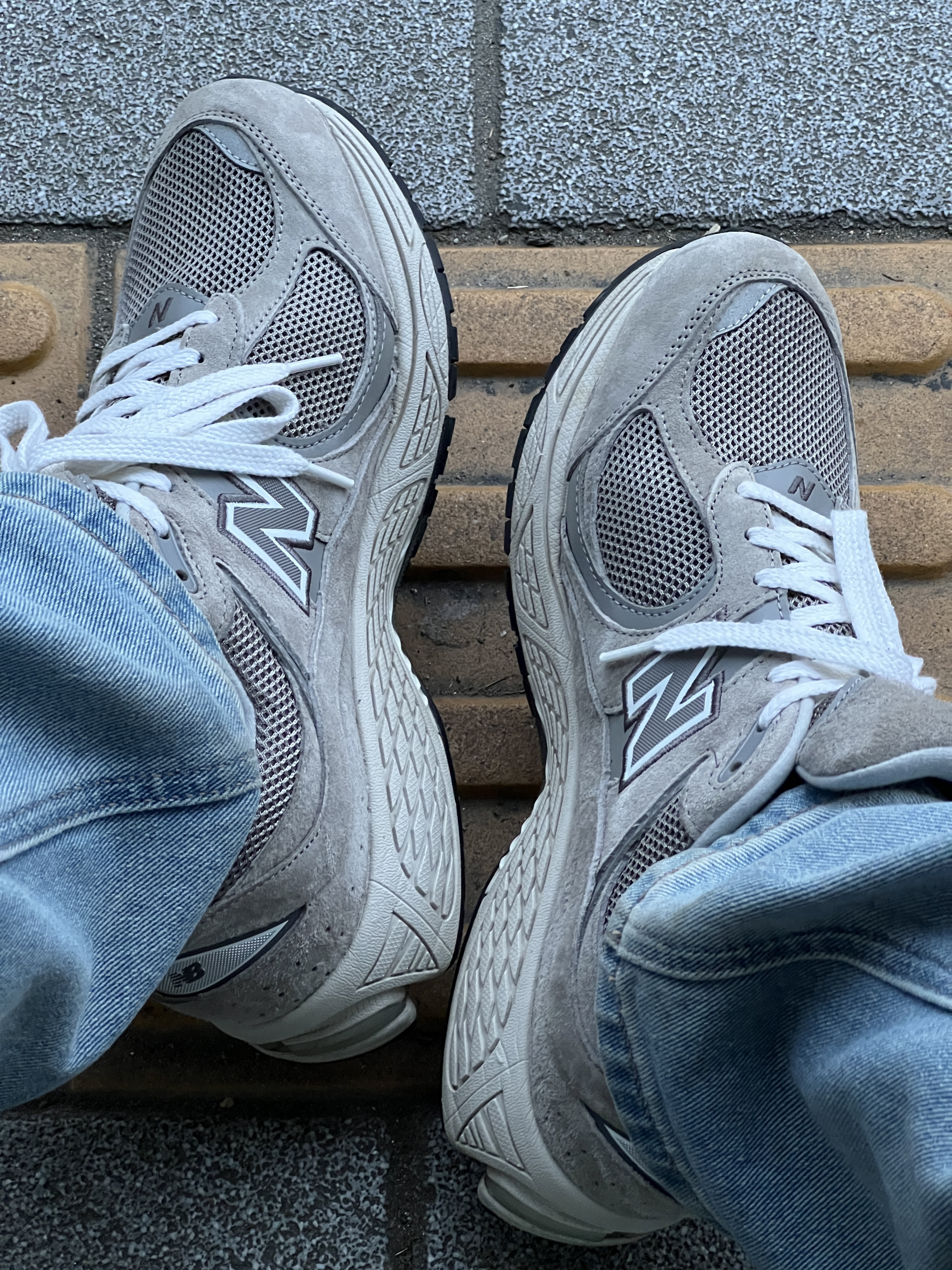 New Balance 2002R Grey 착용 스타일