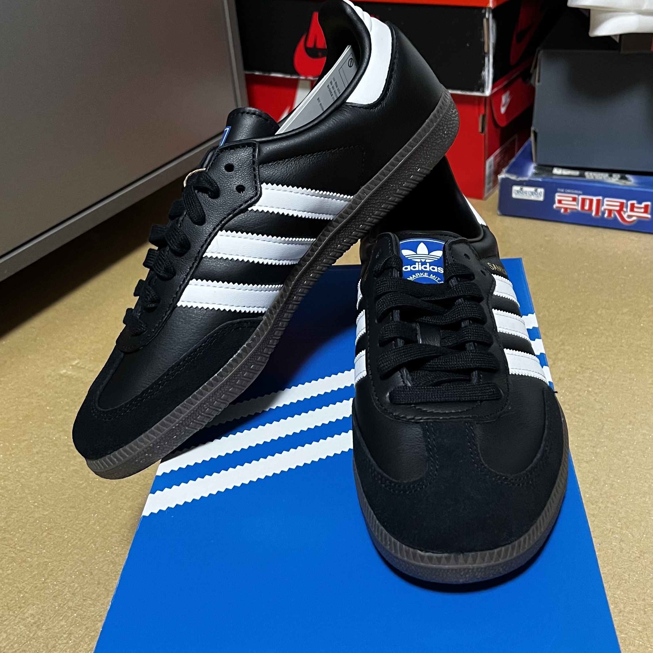 Adidas Samba OG Black White Gum 착용 스타일