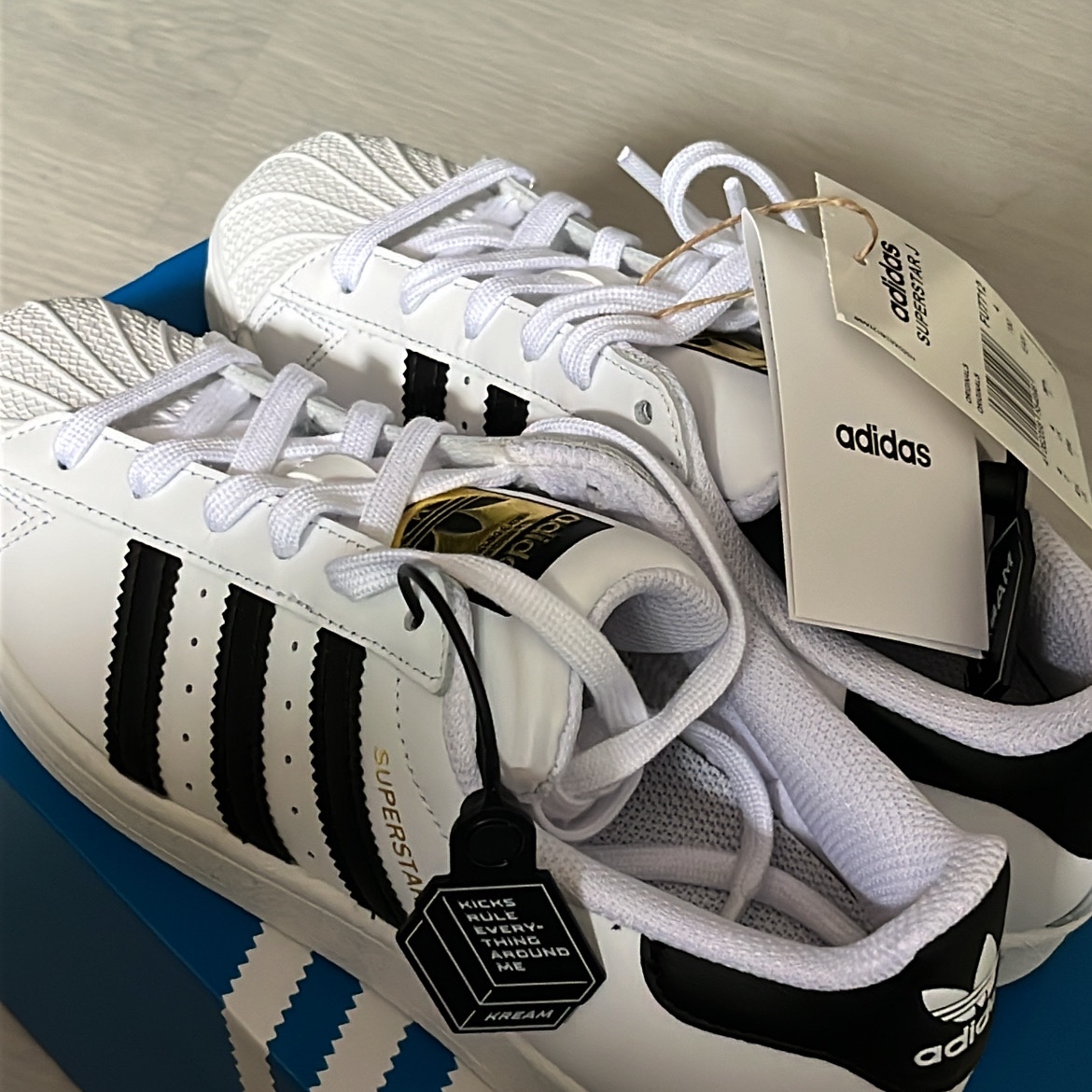 (J) Adidas Superstar J White Black 착용 스타일 - 2