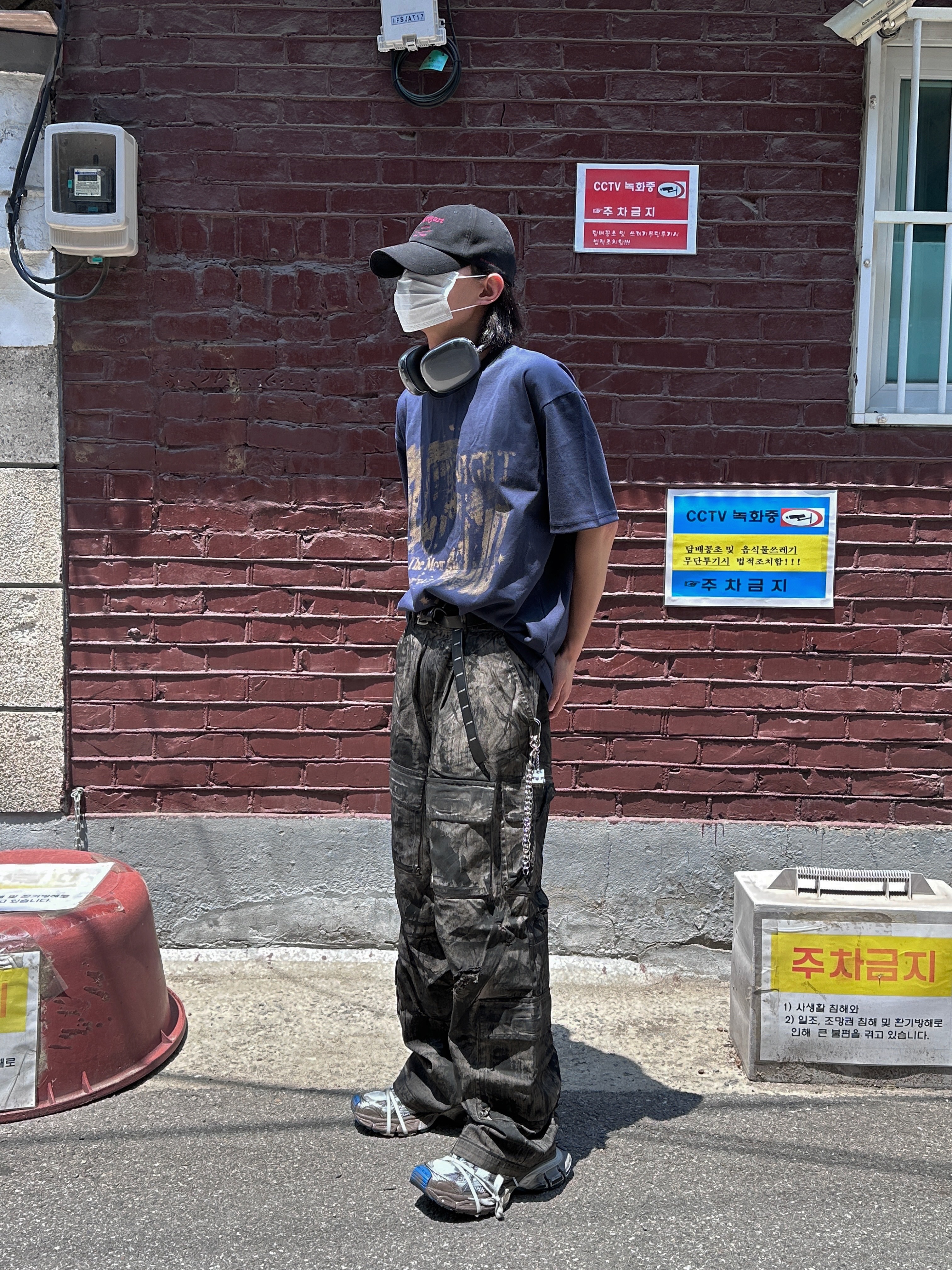 Undermycar Puke Rough Oil Coating Wide Cargo Pants Oil Black - 23SS, Balenciaga 3XL Sneakers Worn Out Grey White Blue 착용 스타일 - 2