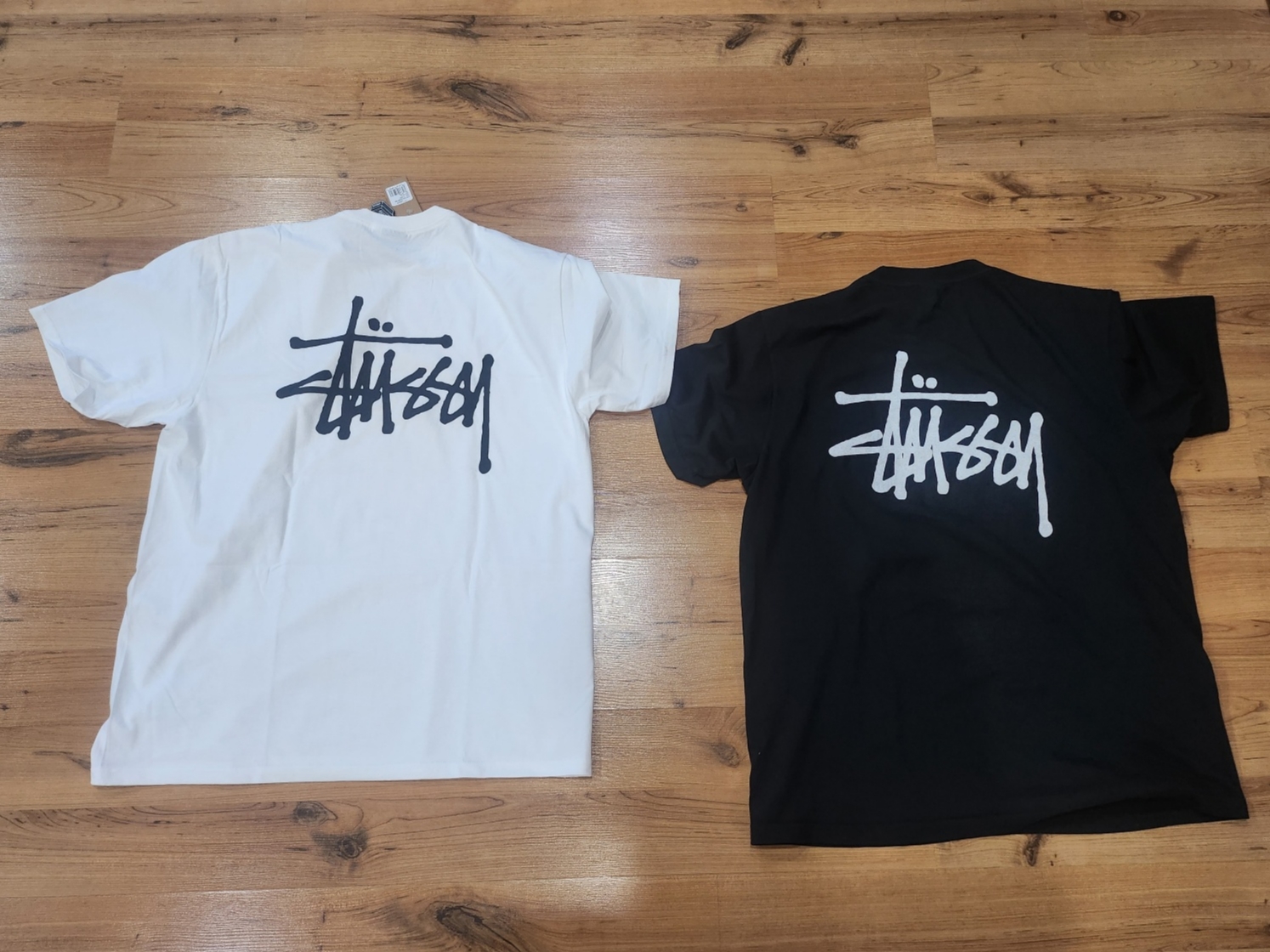 Stussy Basic Stussy T-Shirt White 2023, Stussy Basic Stussy T-Shirt Black 2023 착용 스타일
