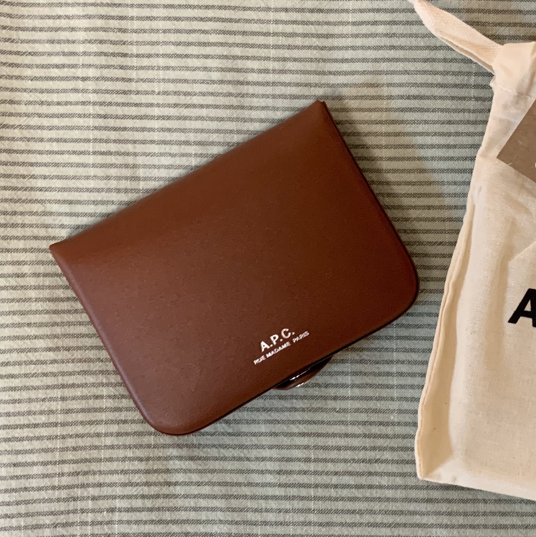 A.P.C. Josh Coin Purse Nut Brown 착용 스타일