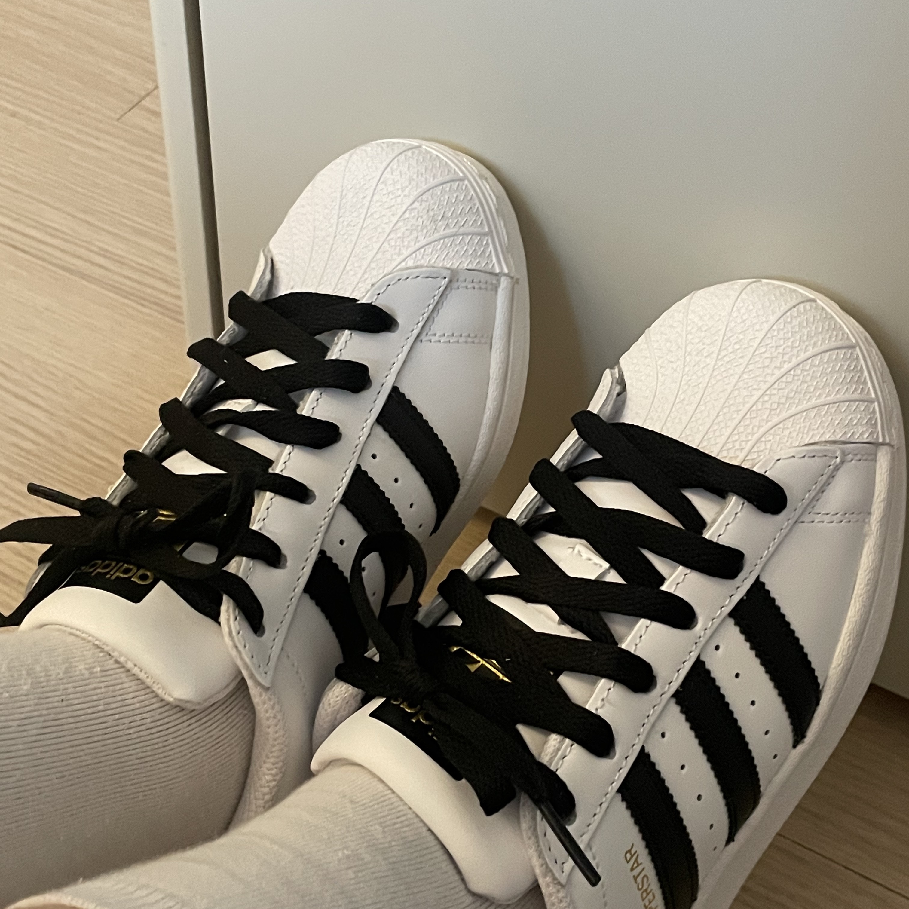 (J) Adidas Superstar J White Black 착용 스타일 - 1