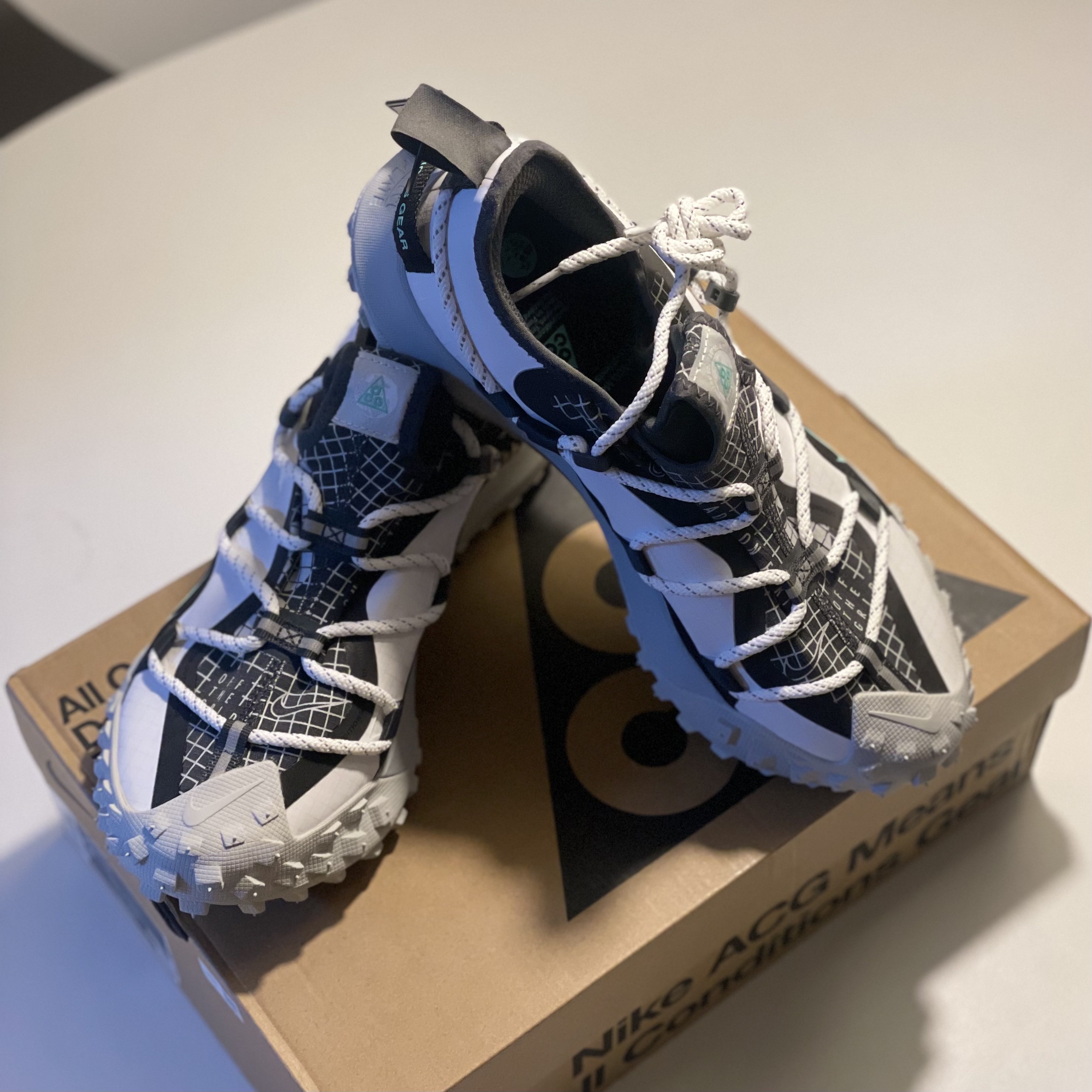 Nike ACG Mountain Fly Low SE White and Black 착용 스타일 - 1