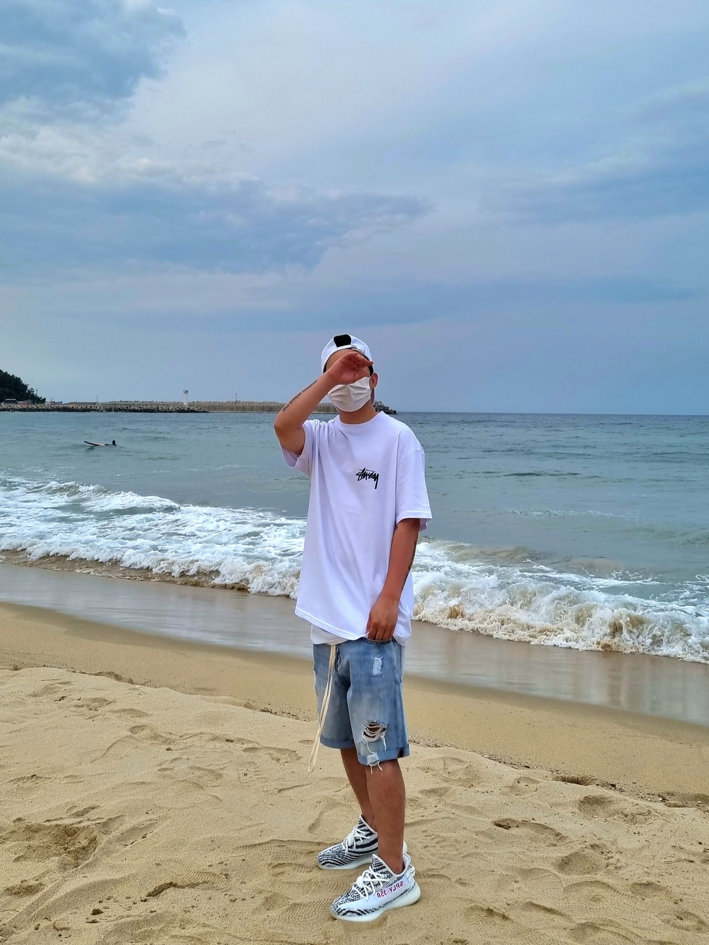 Adidas Yeezy Boost 350 V2 Zebra 2022/2023, Stussy Fuzzy Dice T-Shirt White 착용 스타일