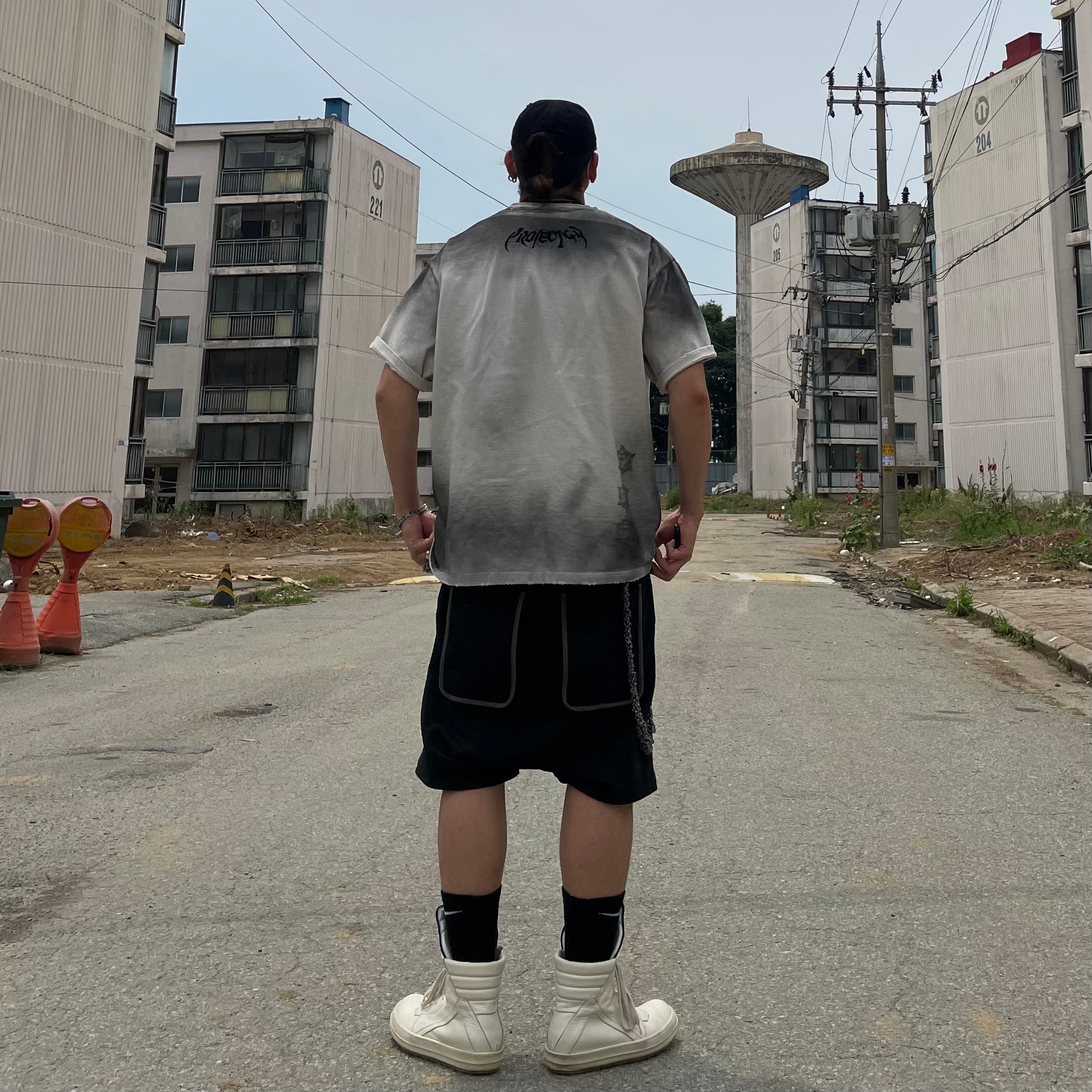 프로젝트 G/R 퓨리어스 로고 아플리케 티셔츠 그레이 - 10 꼬르소 꼬모 한정, 프로젝트 G/R 디스트레스 필스 클럽 캡 워시드 블랙 착용 스타일 - 3