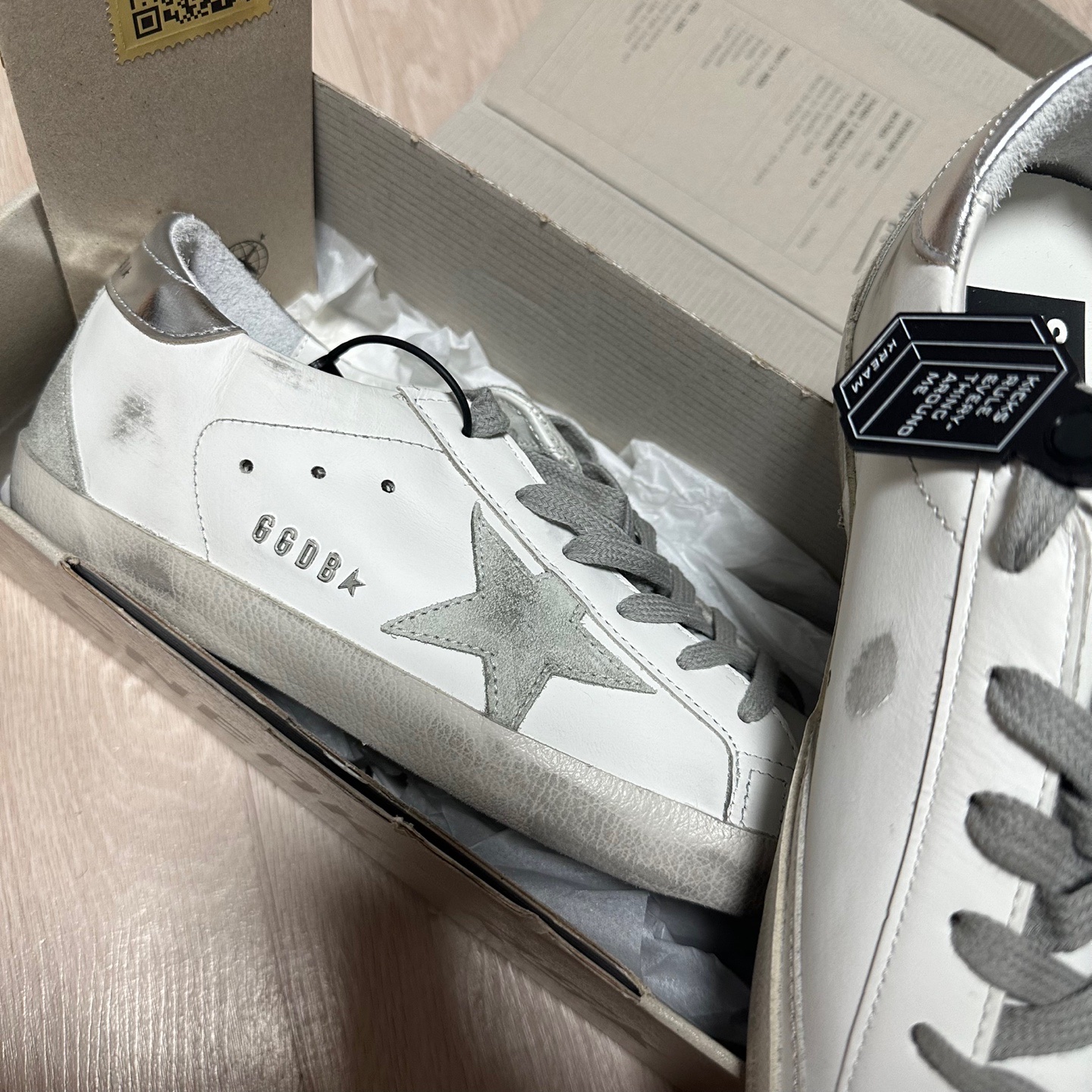 (W) Golden Goose Superstar White Silver Heel Tab Sneakers 착용 스타일