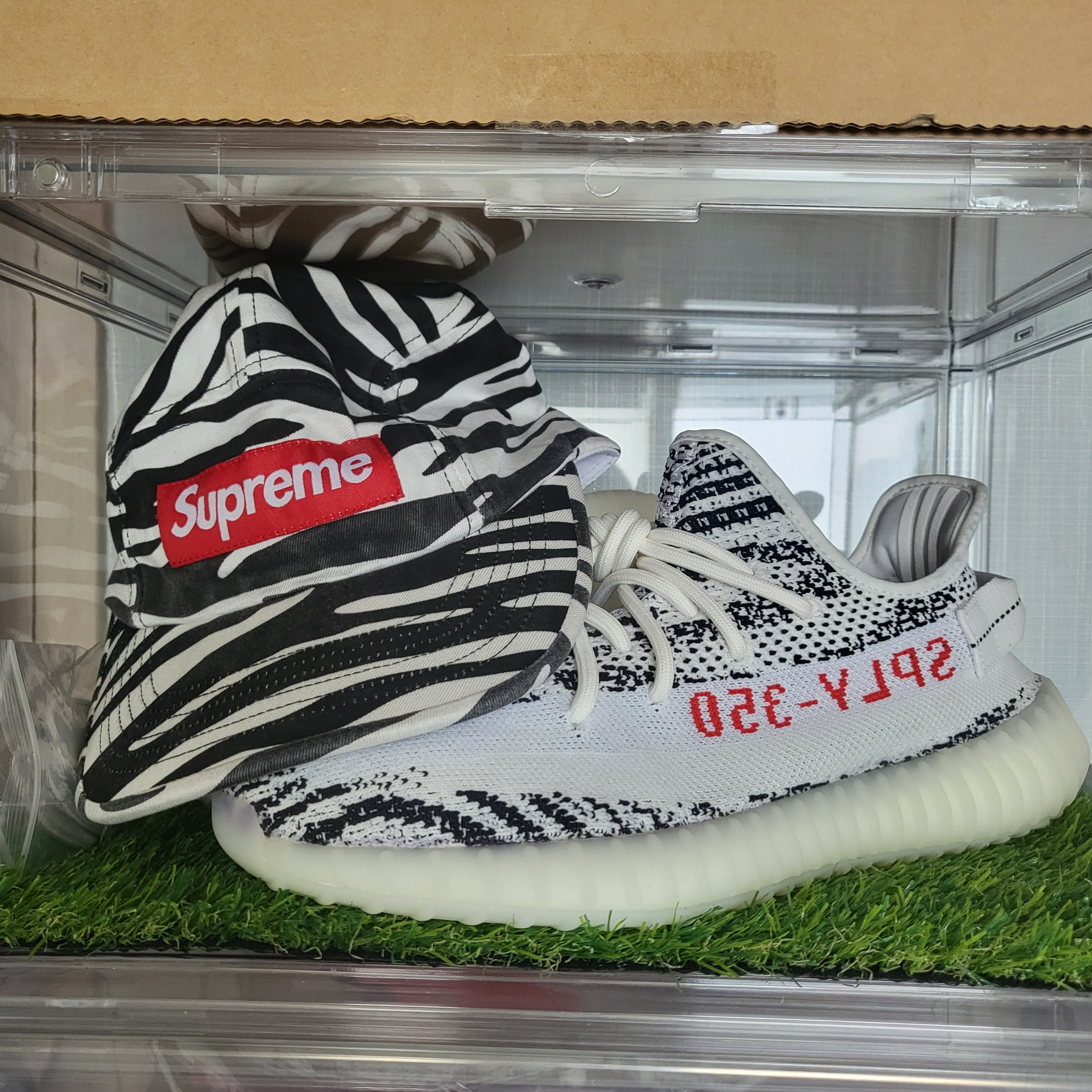 Supreme Washed Chino Twill Camp Cap Zebra - 22FW, Adidas Yeezy Boost 350 V2 Zebra 2022/2023 착용 스타일