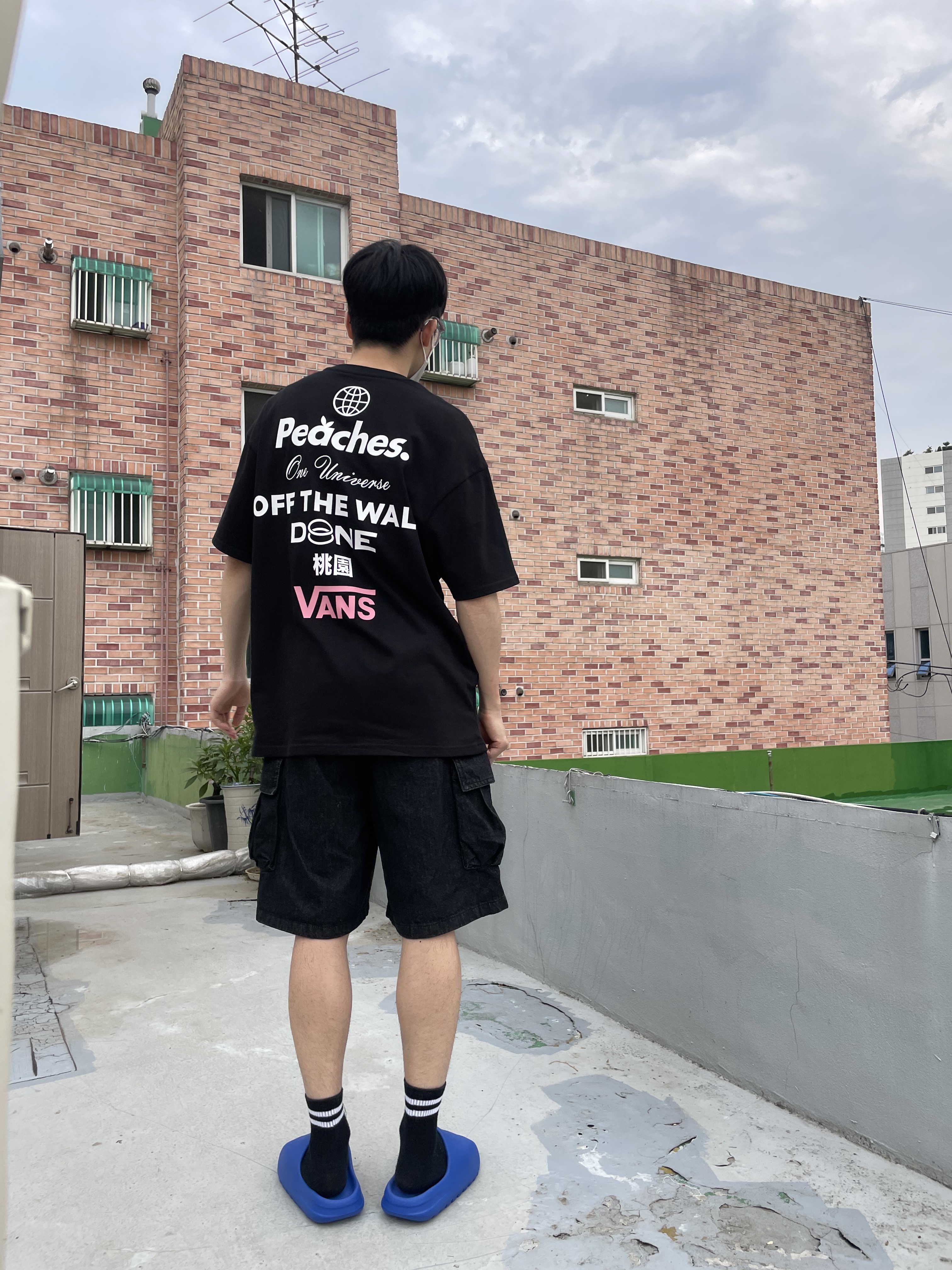 Adidas Yeezy Slide Azure, Vans x Peaches. Staple S/S T-Shirt Black 착용 스타일 - 2