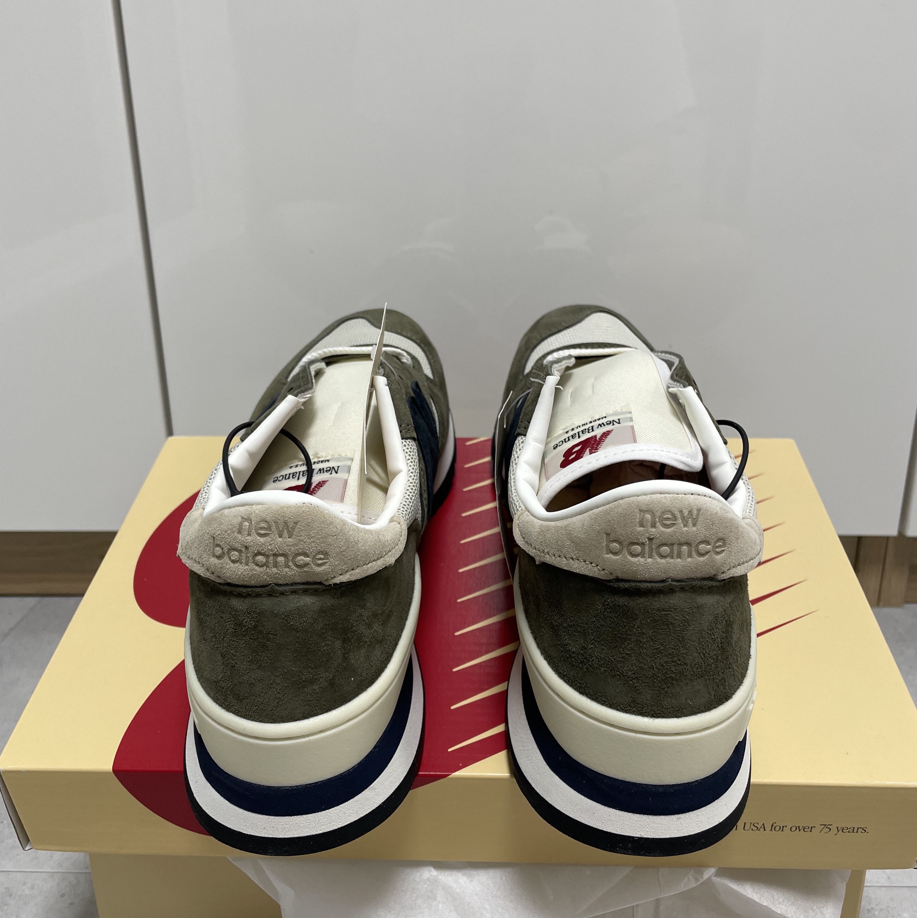 New Balance 990v1 Made in USA Olive 착용 스타일 - 3