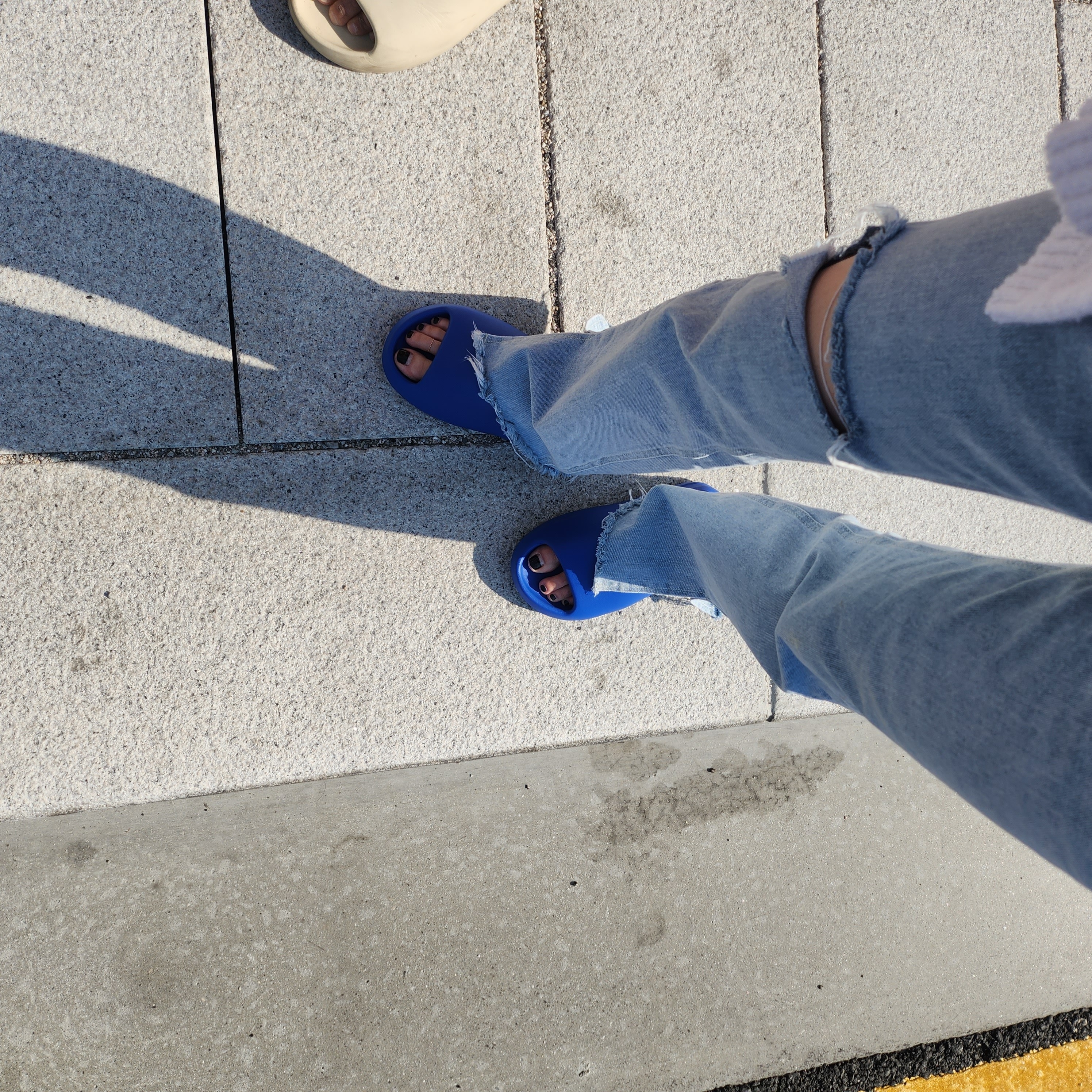 Adidas Yeezy Slide Azure, Adidas Yeezy Slide Bone 착용 스타일 - 3