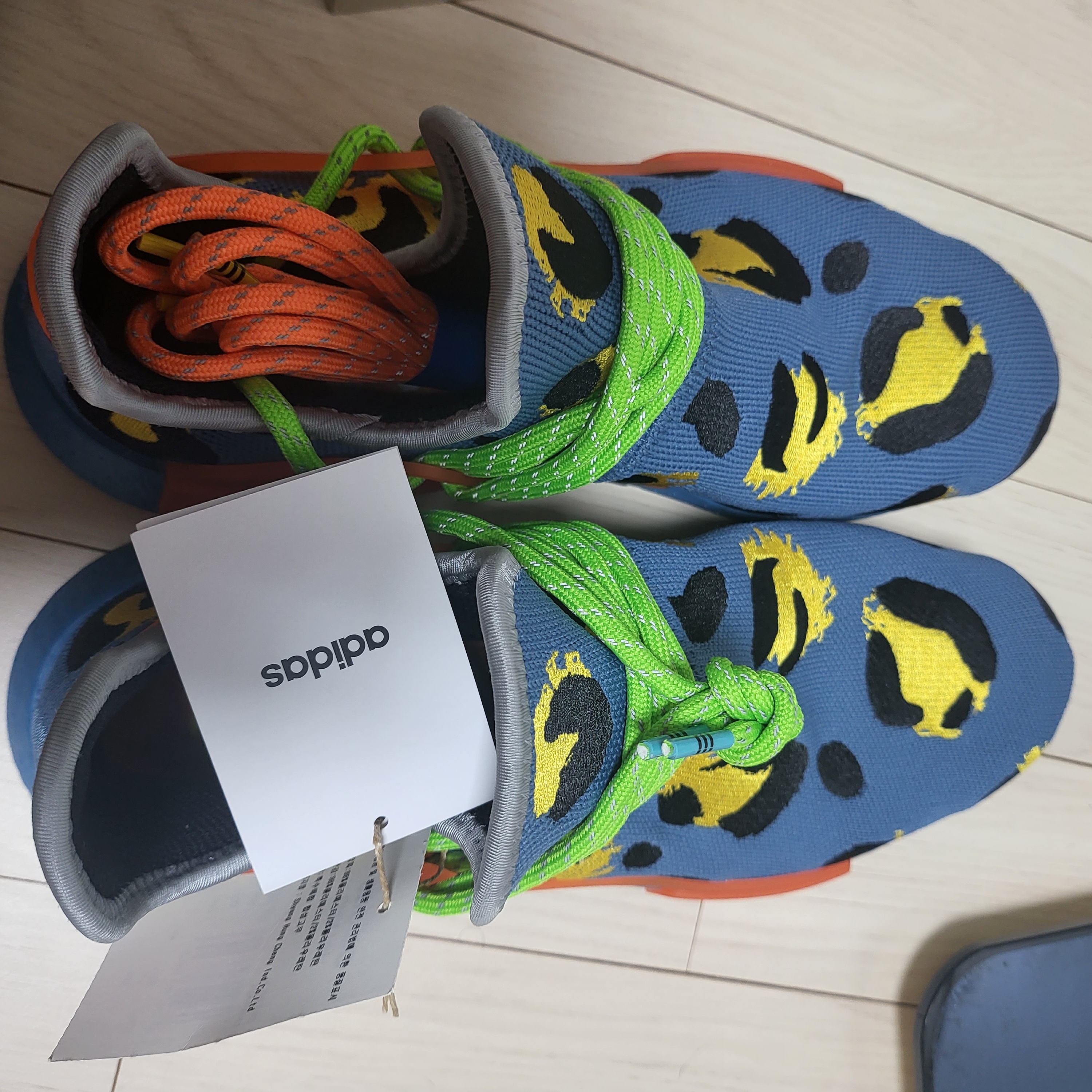 Adidas x Pharrell Williams Hu NMD Animal Print Altered Blue Bold Gold 착용 스타일 - 4