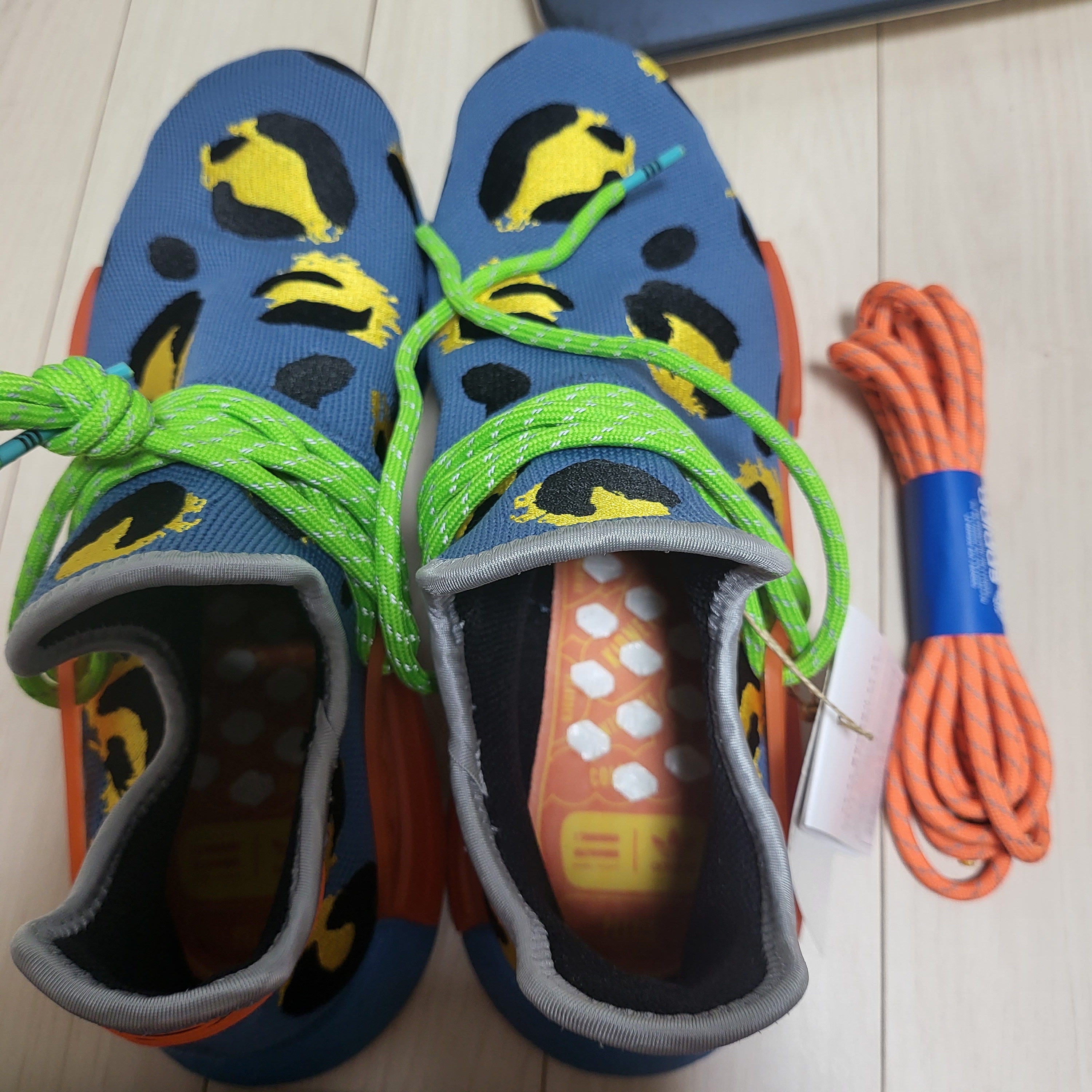 Adidas x Pharrell Williams Hu NMD Animal Print Altered Blue Bold Gold 착용 스타일 - 2