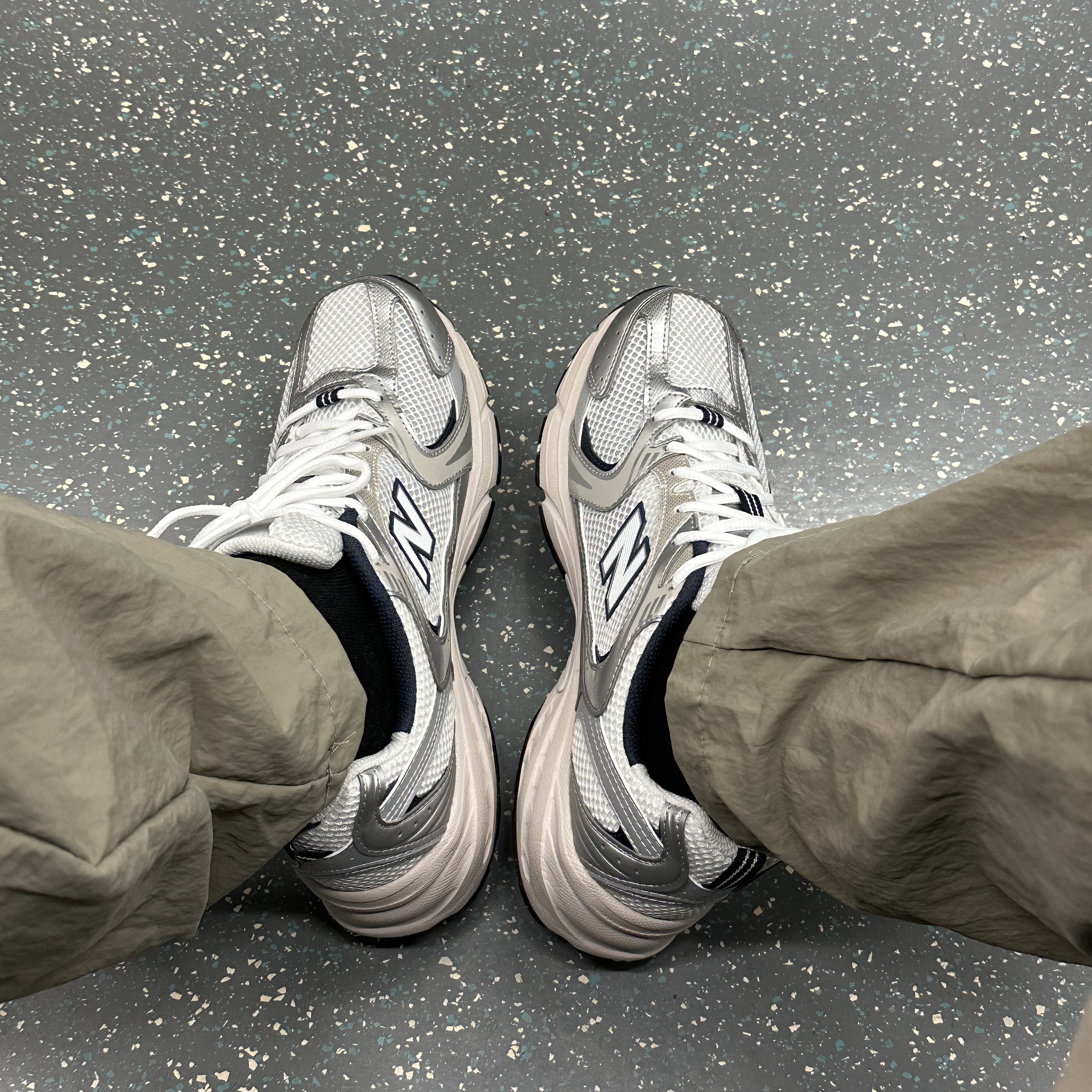 New Balance 530 Steel Grey 착용 스타일