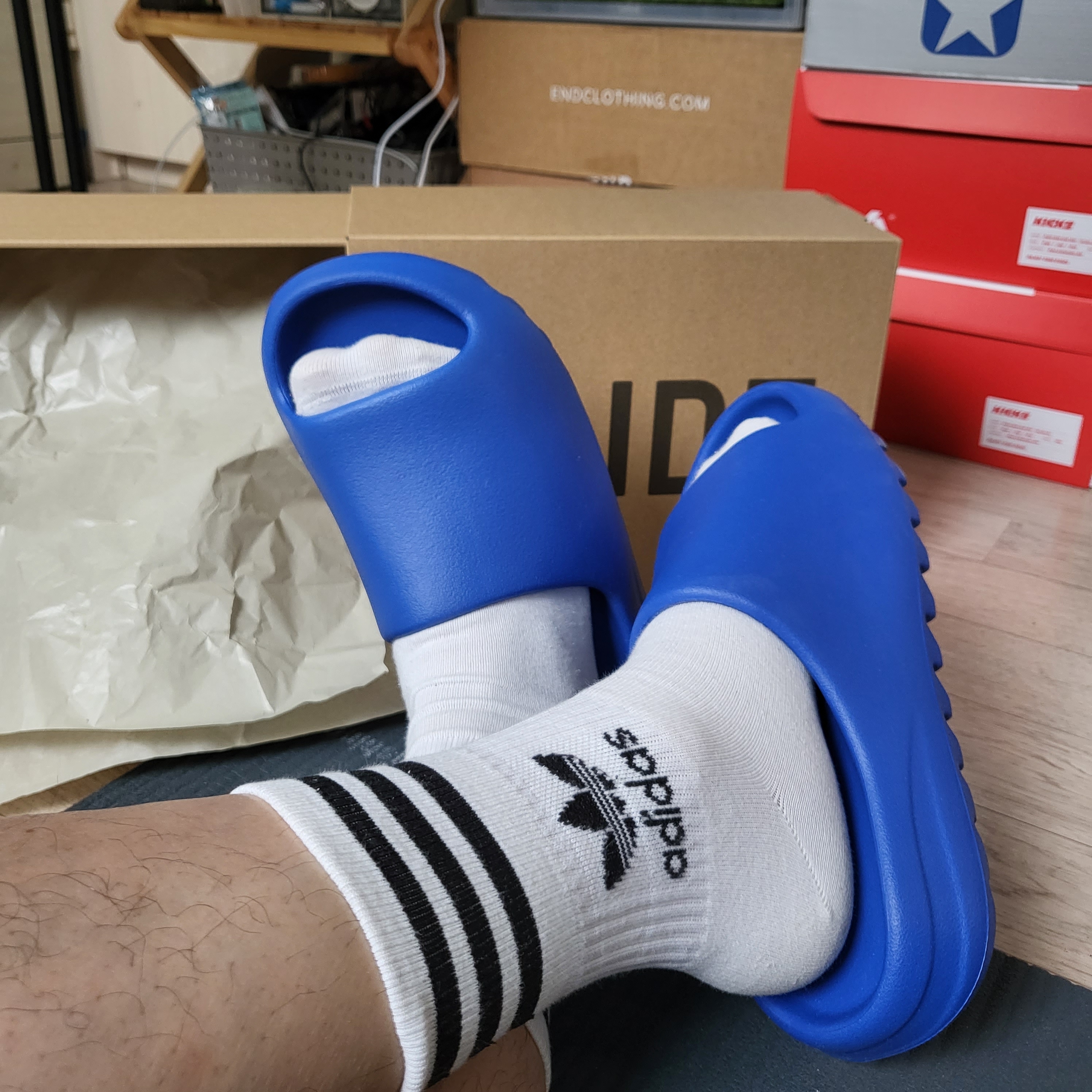 Adidas Yeezy Slide Azure 착용 스타일 - 3