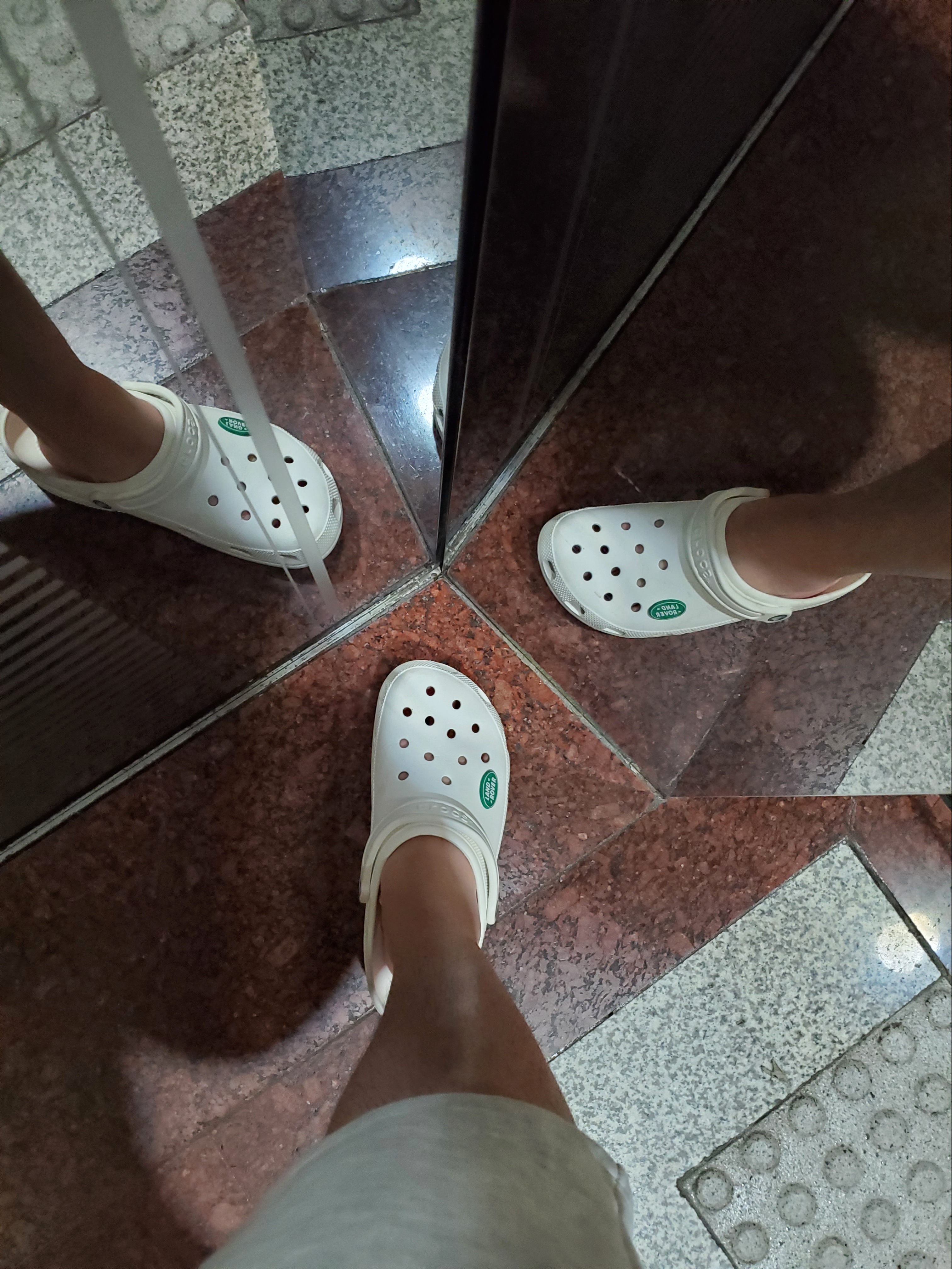 Crocs Classic Clog White 착용 스타일