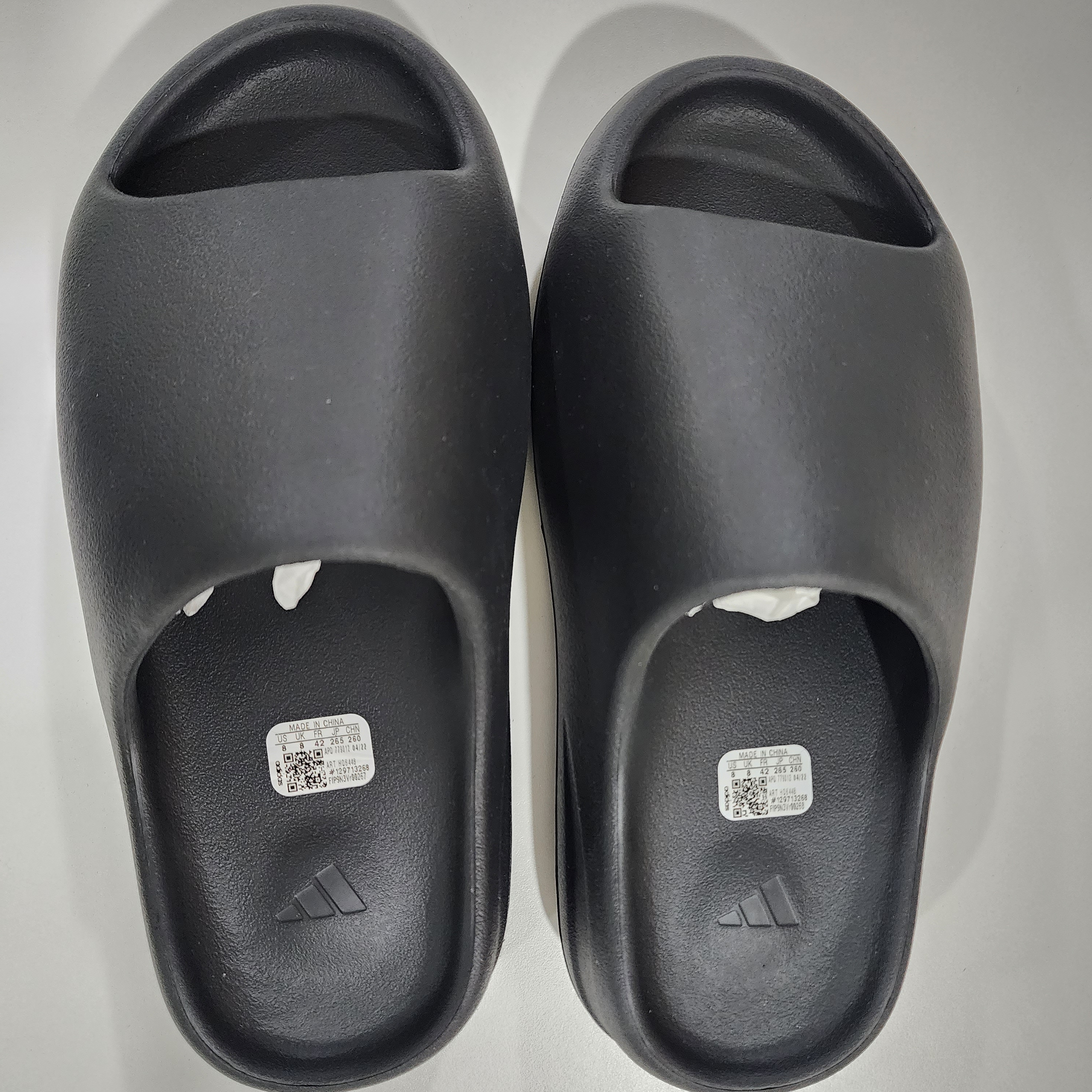 Adidas Yeezy Slide Onyx 착용 스타일 - 2
