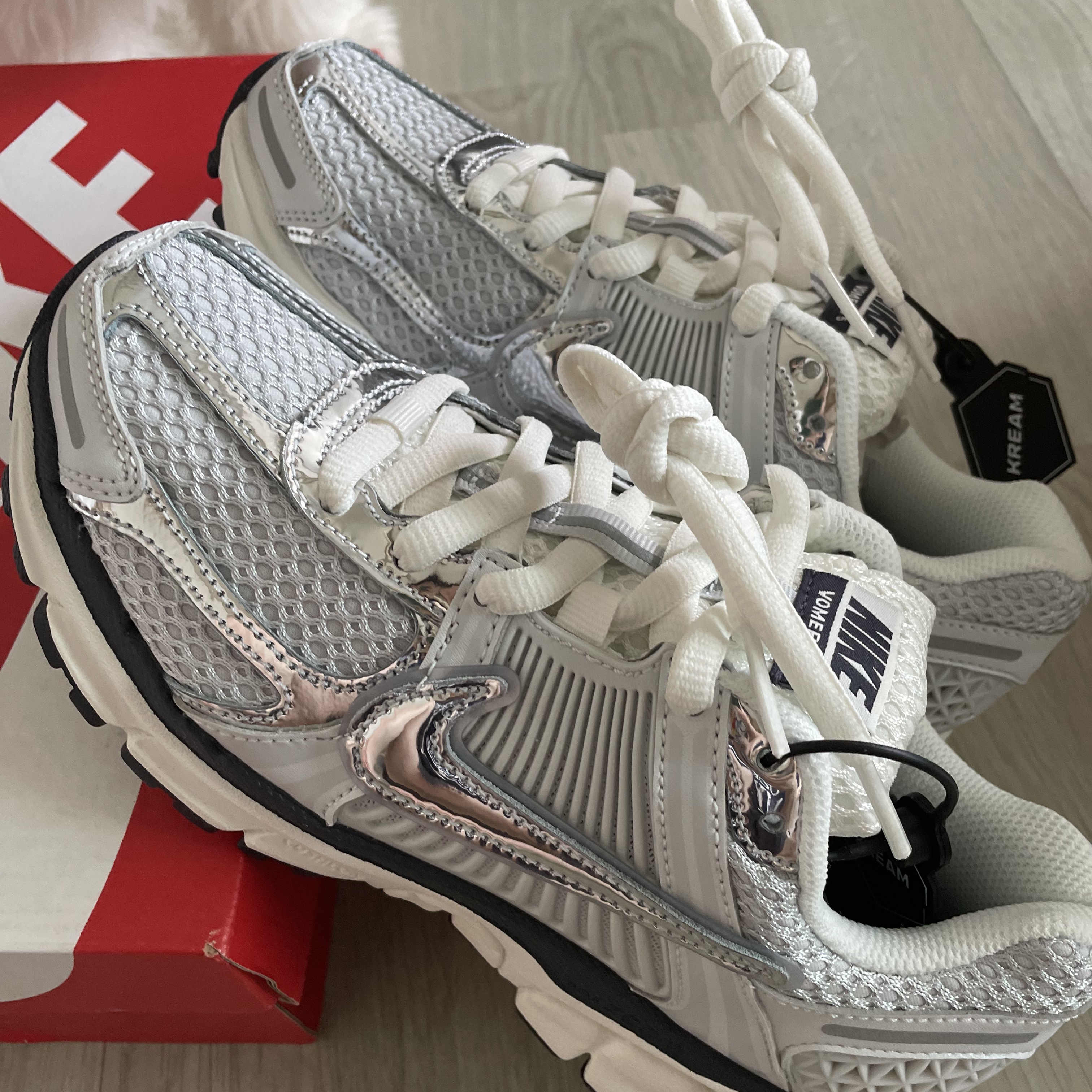 (W) Nike Zoom Vomero 5 Photon Dust and Metallic Silver 착용 스타일 - 2