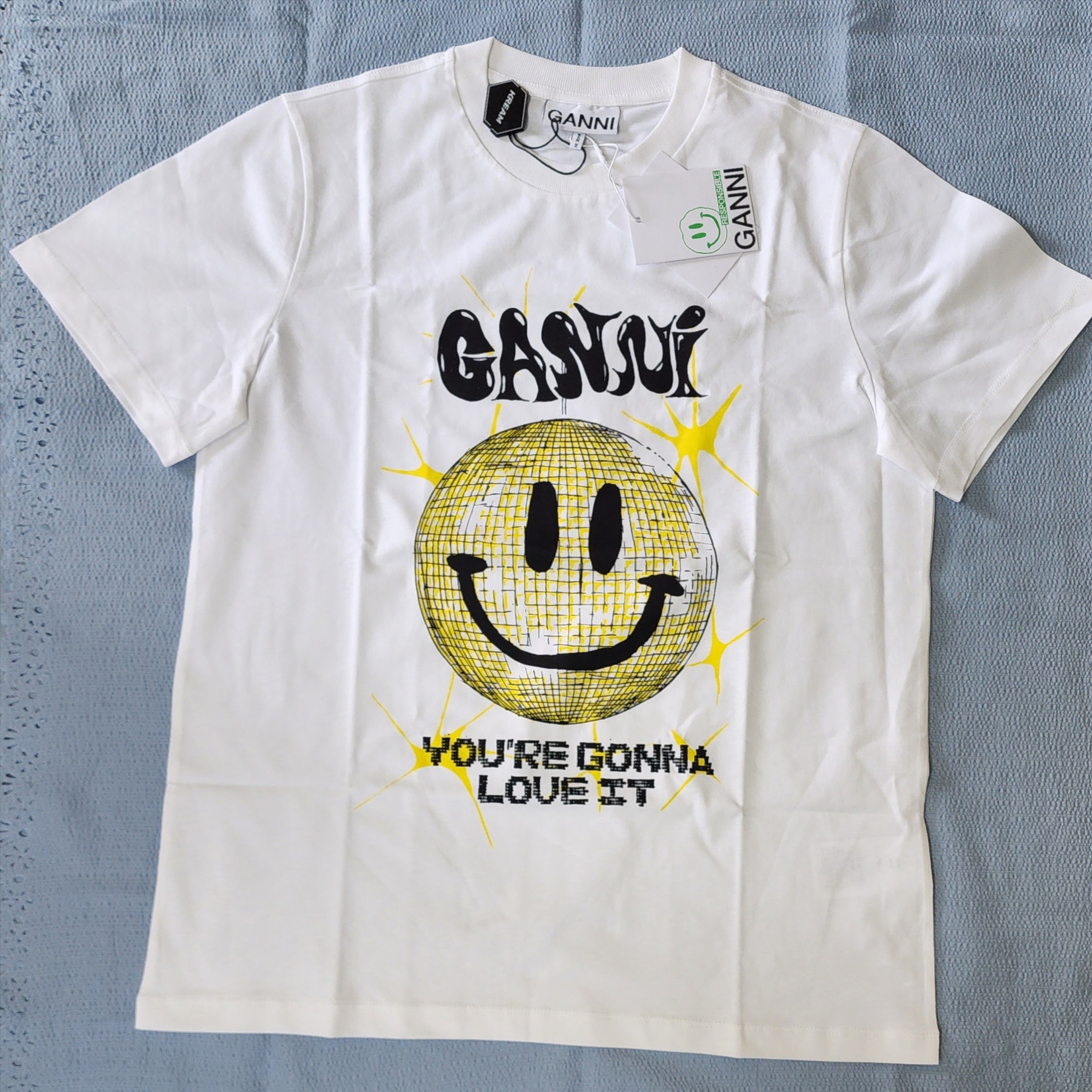 (W) Ganni Yellow Smiley Relaxed T-Shirt Bright White, (W) Ganni Smiley Relaxed T-Shirt Phantom 착용 스타일 - 1