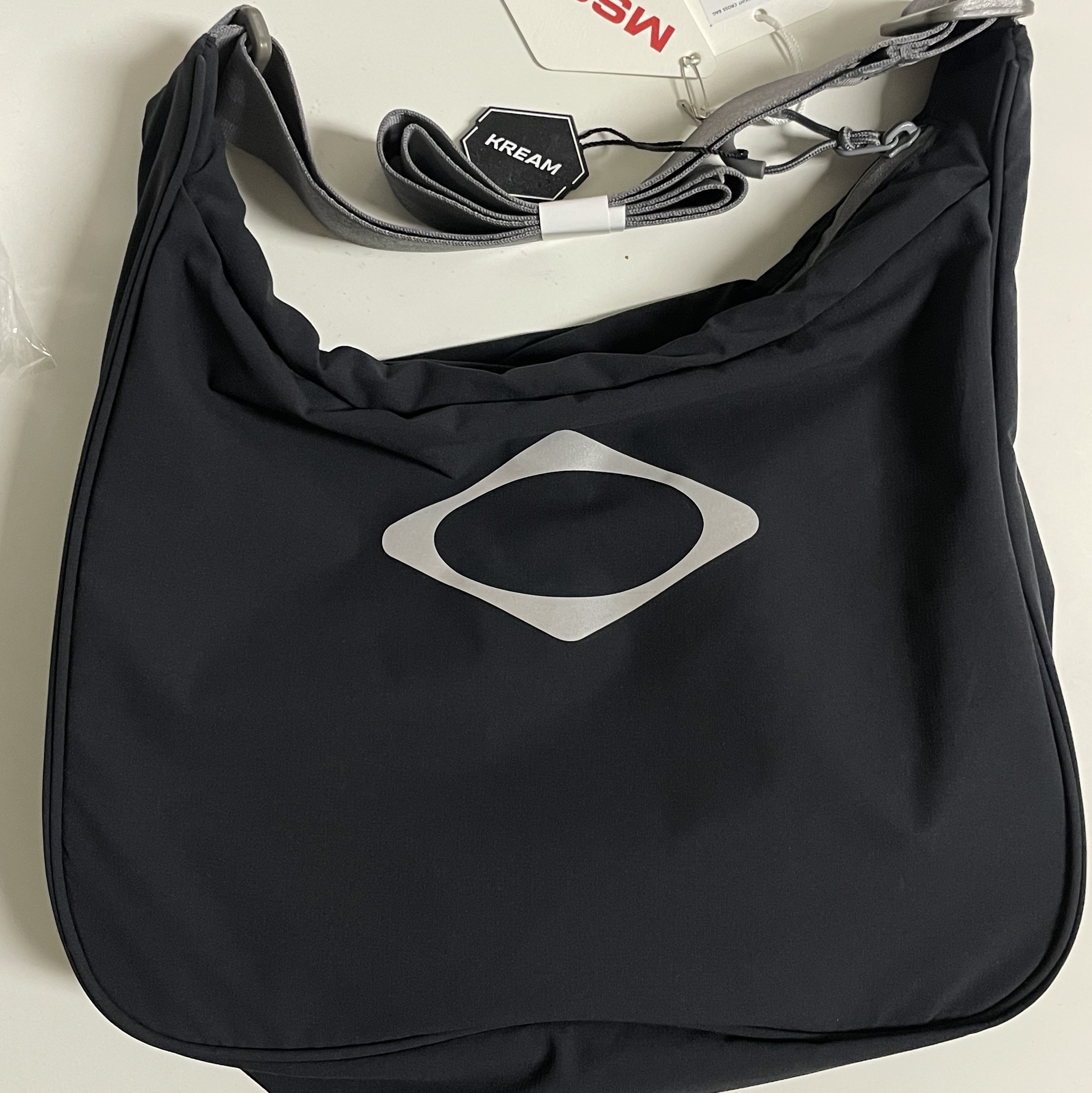 Mischief Rhombus Light Weight Cross Bag Black - The Hyundai Seoul Exclusive 착용 스타일