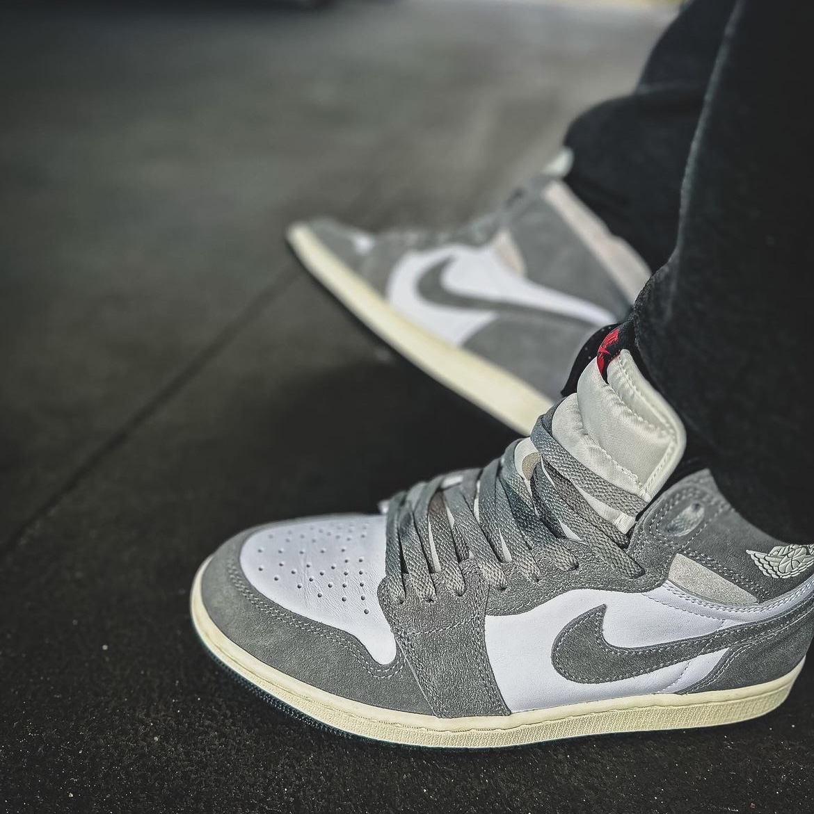 Jordan 1 Retro High OG Black and Smoke Grey 착용 스타일 - 4