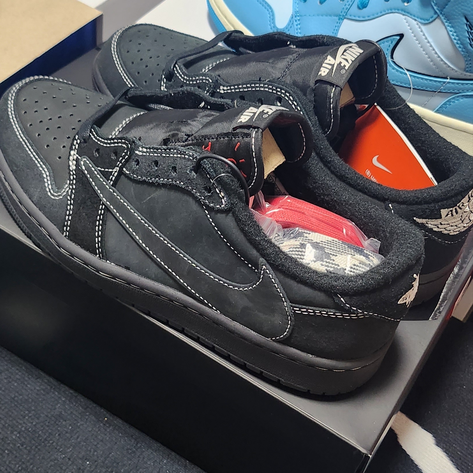 Jordan 1 x Travis Scott Retro Low OG SP Black Phantom, Adidas Yeezy Boost 350 V2 Carbon Beluga 착용 스타일 - 3