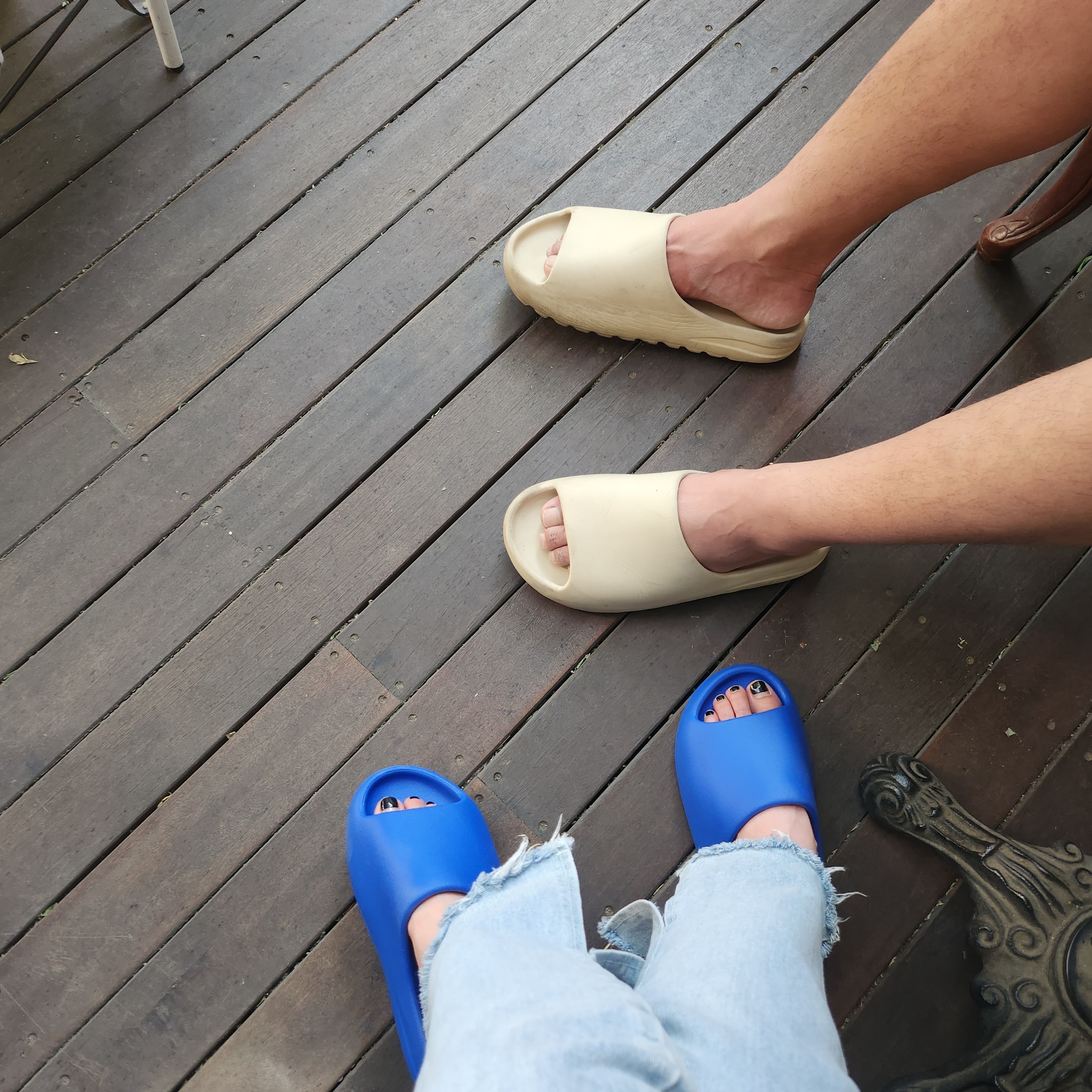 Adidas Yeezy Slide Azure, Adidas Yeezy Slide Bone 착용 스타일 - 4