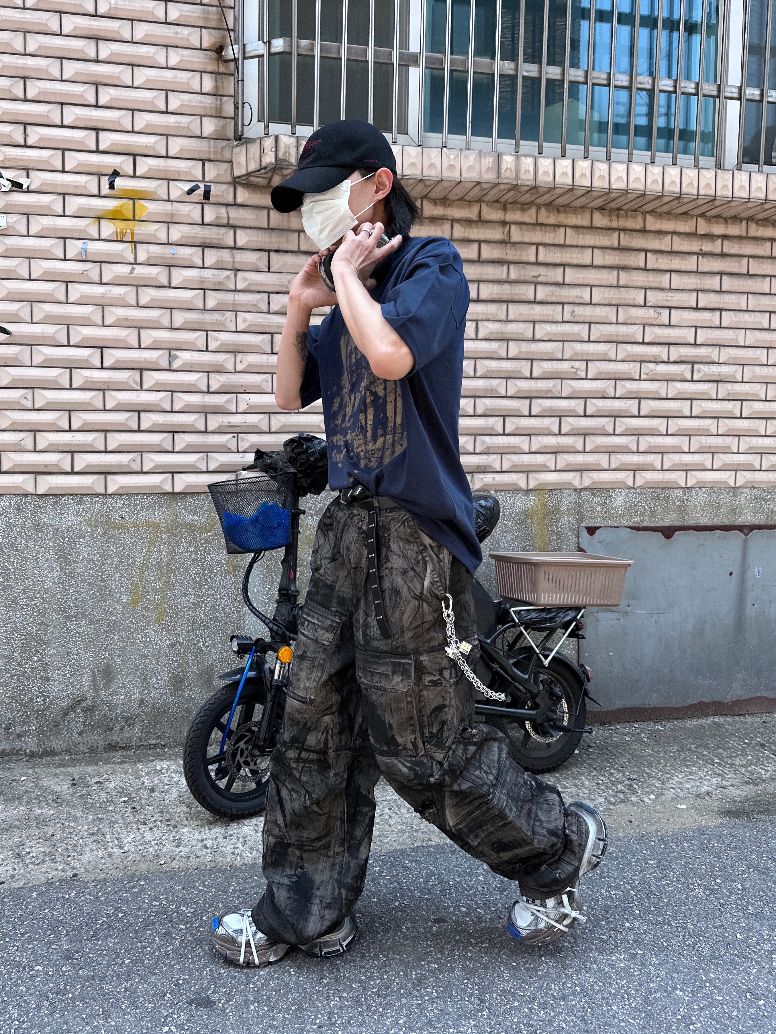 Undermycar Puke Rough Oil Coating Wide Cargo Pants Oil Black - 23SS, Balenciaga 3XL Sneakers Worn Out Grey White Blue 착용 스타일 - 1