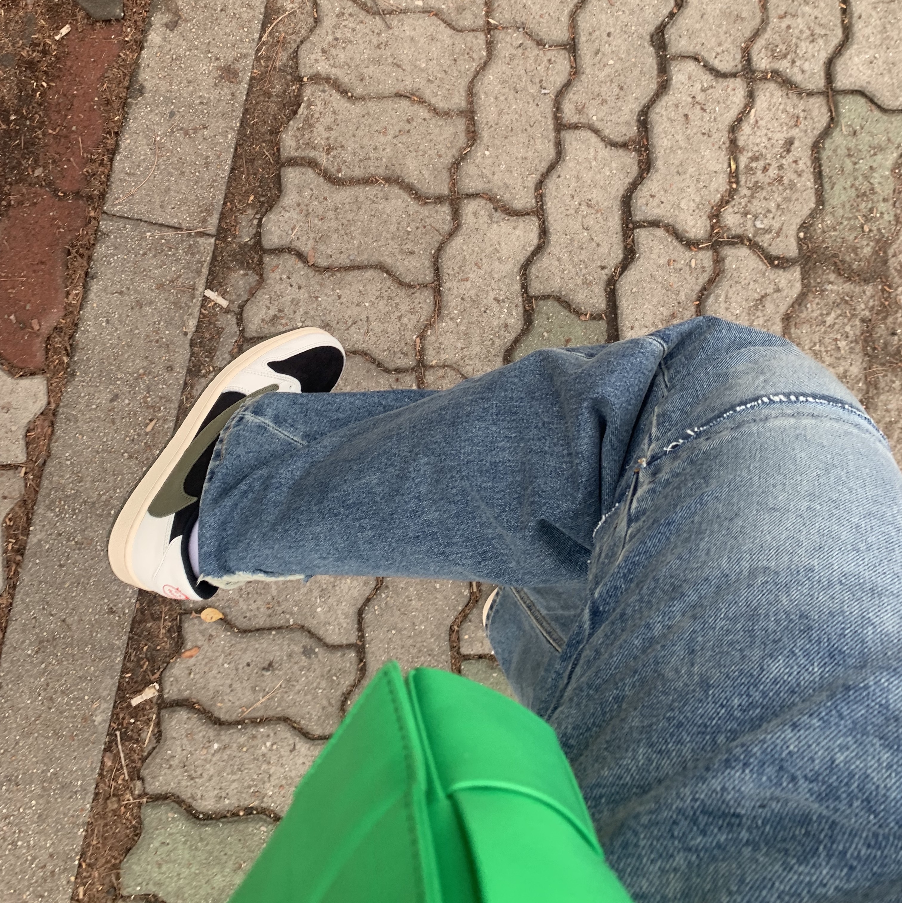 (W) Jordan 1 x Travis Scott Retro Low OG SP Medium Olive, Bottega Veneta Leather Cassette Pouch on Strap Parakeet 착용 스타일