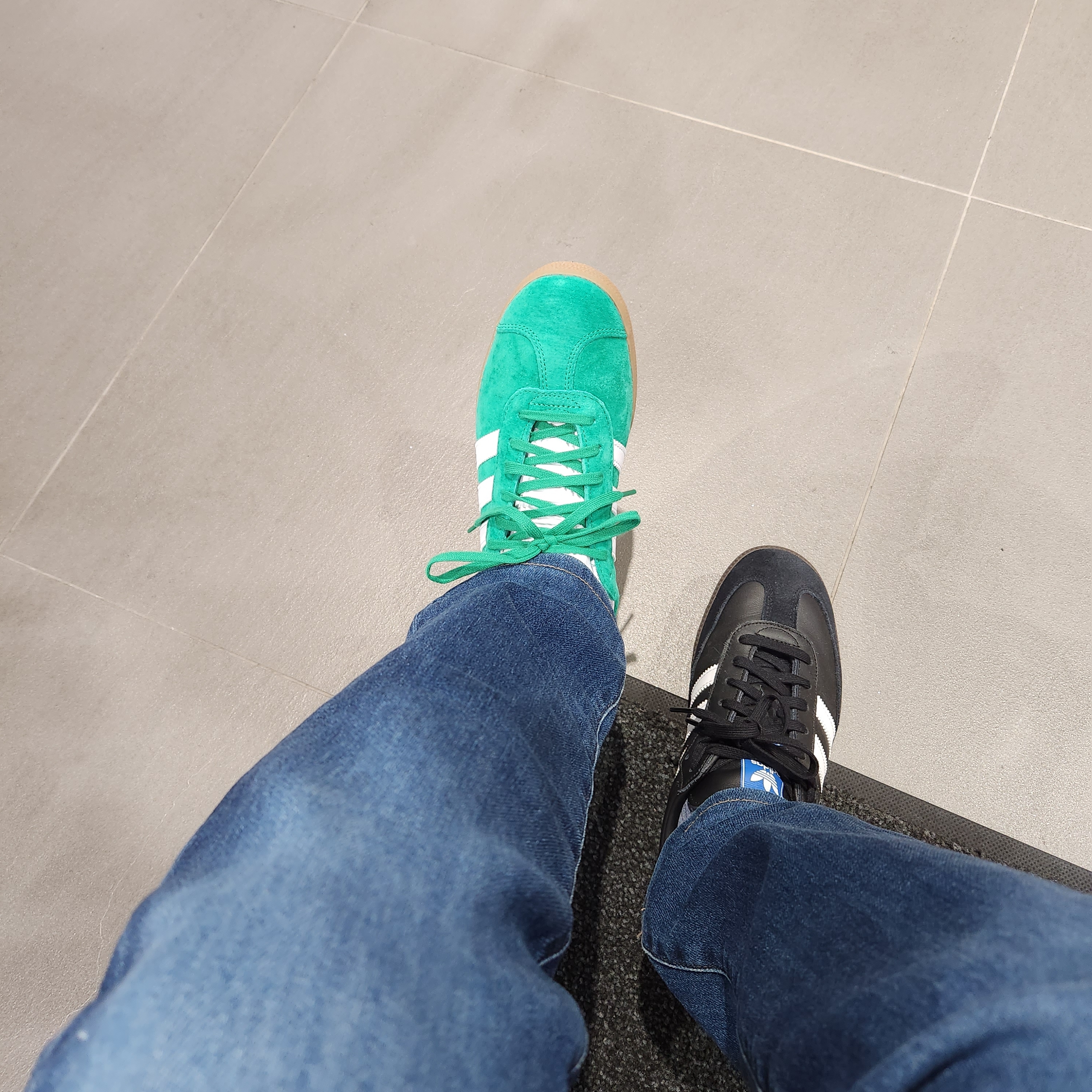 Adidas Samba OG Black White Gum, Adidas Gazelle Court Green Cloud White 착용 스타일