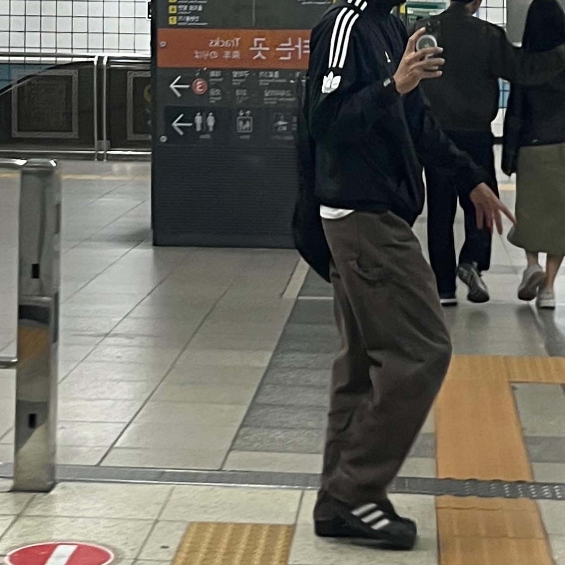 Adidas Superstar Core Black White 착용 스타일 - 2