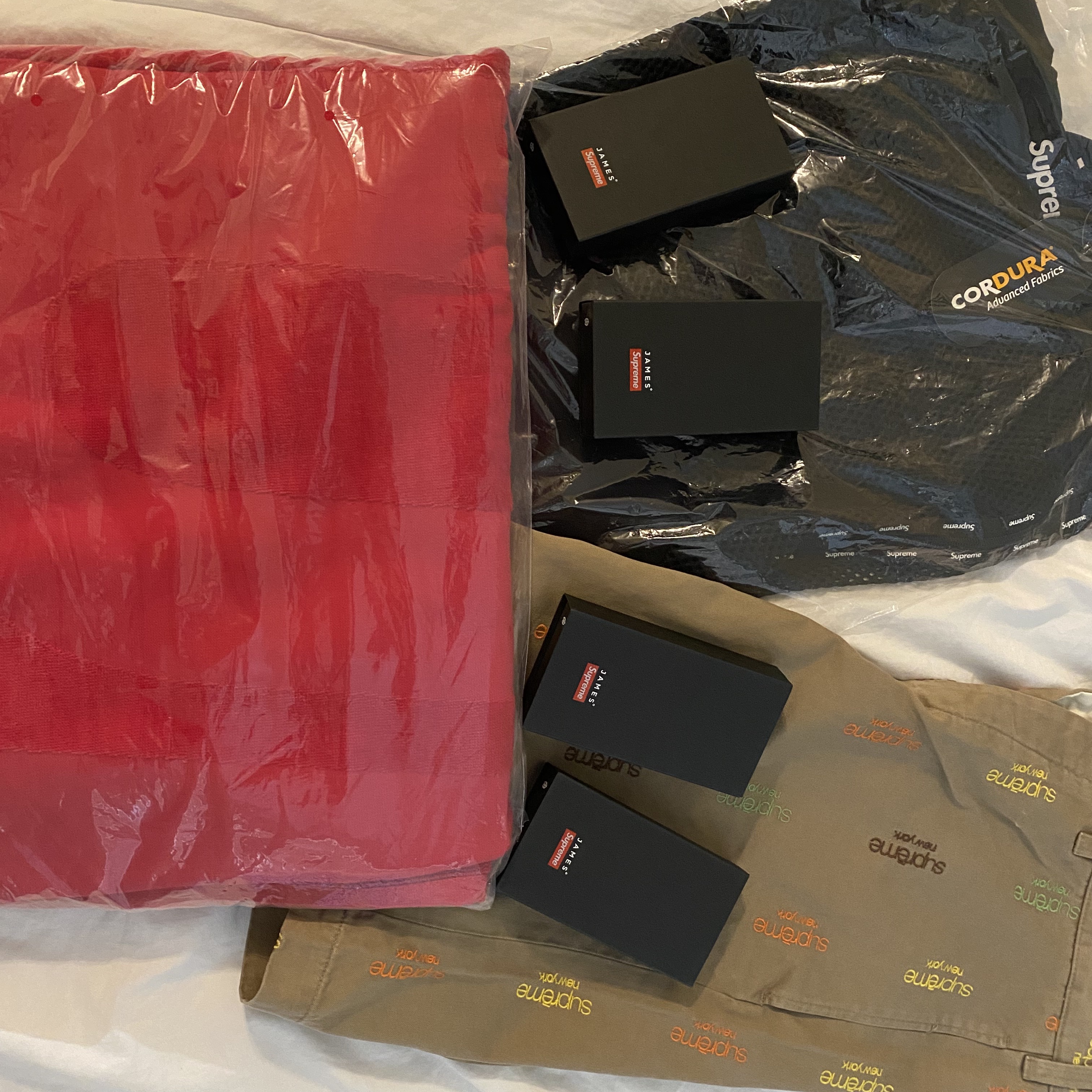 Supreme Classic Logo Chino Shorts Tan - 23SS, Supreme x James Brand Palmer Utility Knife Red - 23SS 착용 스타일