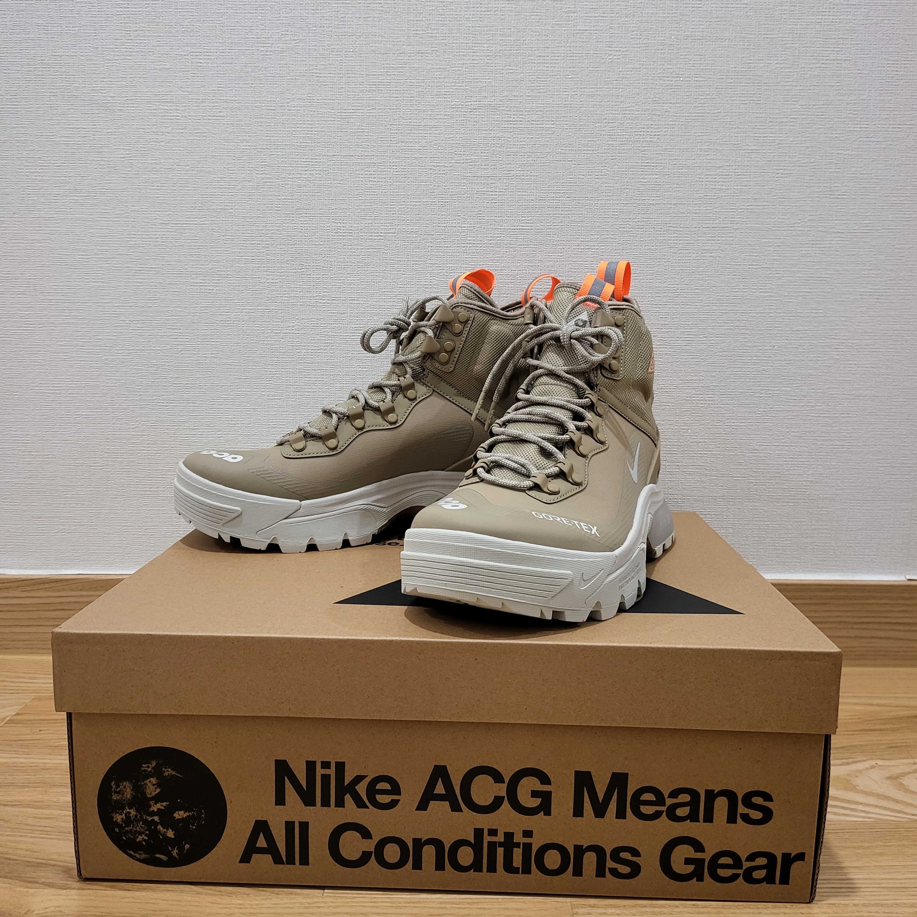 (W) Jordan 1 x Teyana Taylor Zoom CMFT 2 Gym Red, Nike ACG Air Zoom Gaiadome Gore-Tex Khaki Light Bone 착용 스타일