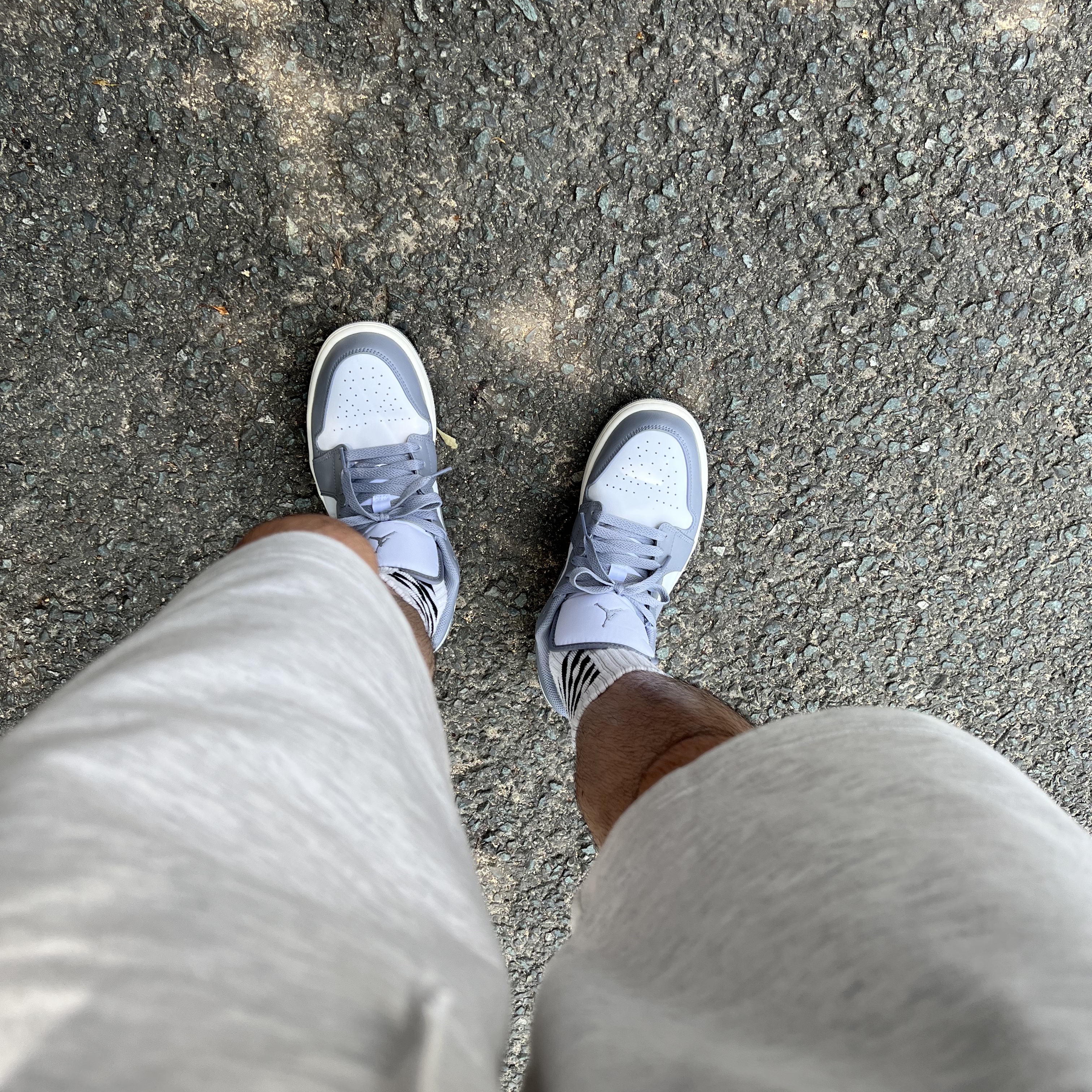 Jordan 1 Low Stealth and White 착용 스타일 - 1