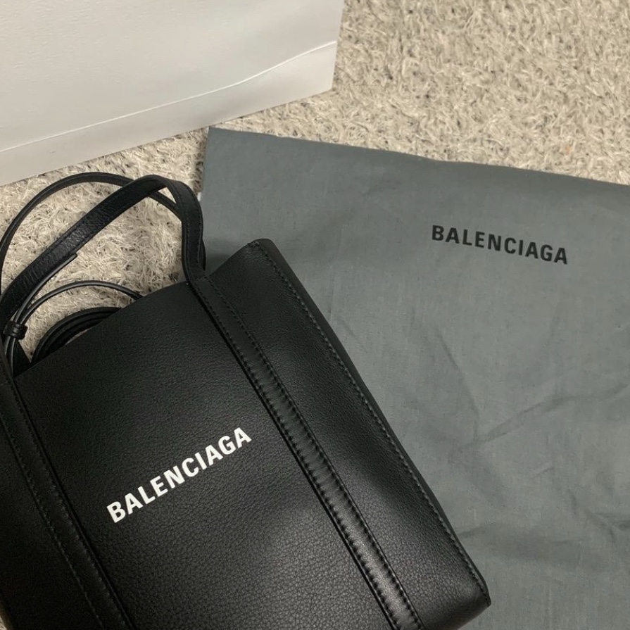 Balenciaga Everyday XXS Tote Bag Black 착용 스타일