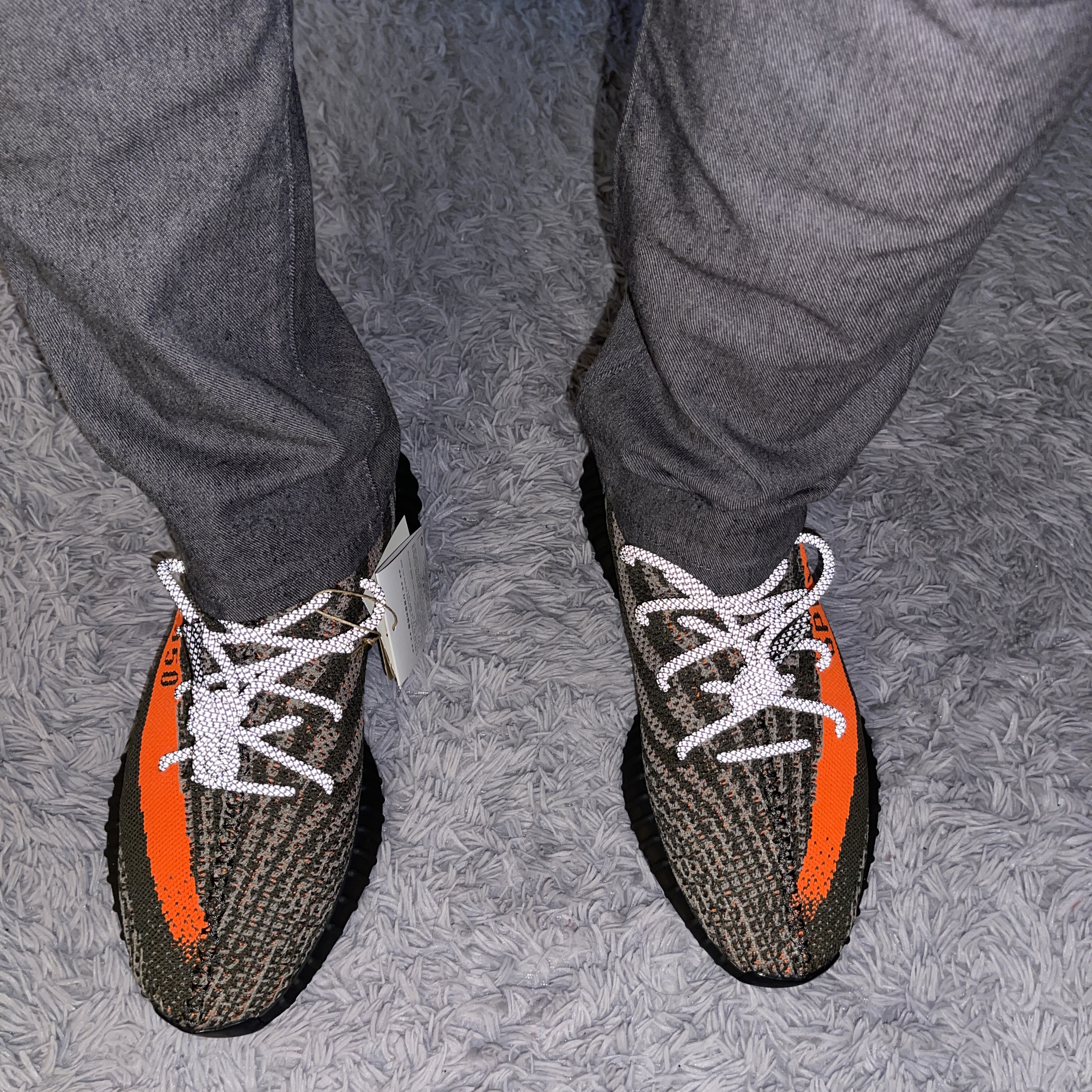 Adidas Yeezy Boost 350 V2 Carbon Beluga, Adidas Yeezy Boost 350 V2 Beluga 착용 스타일 - 3