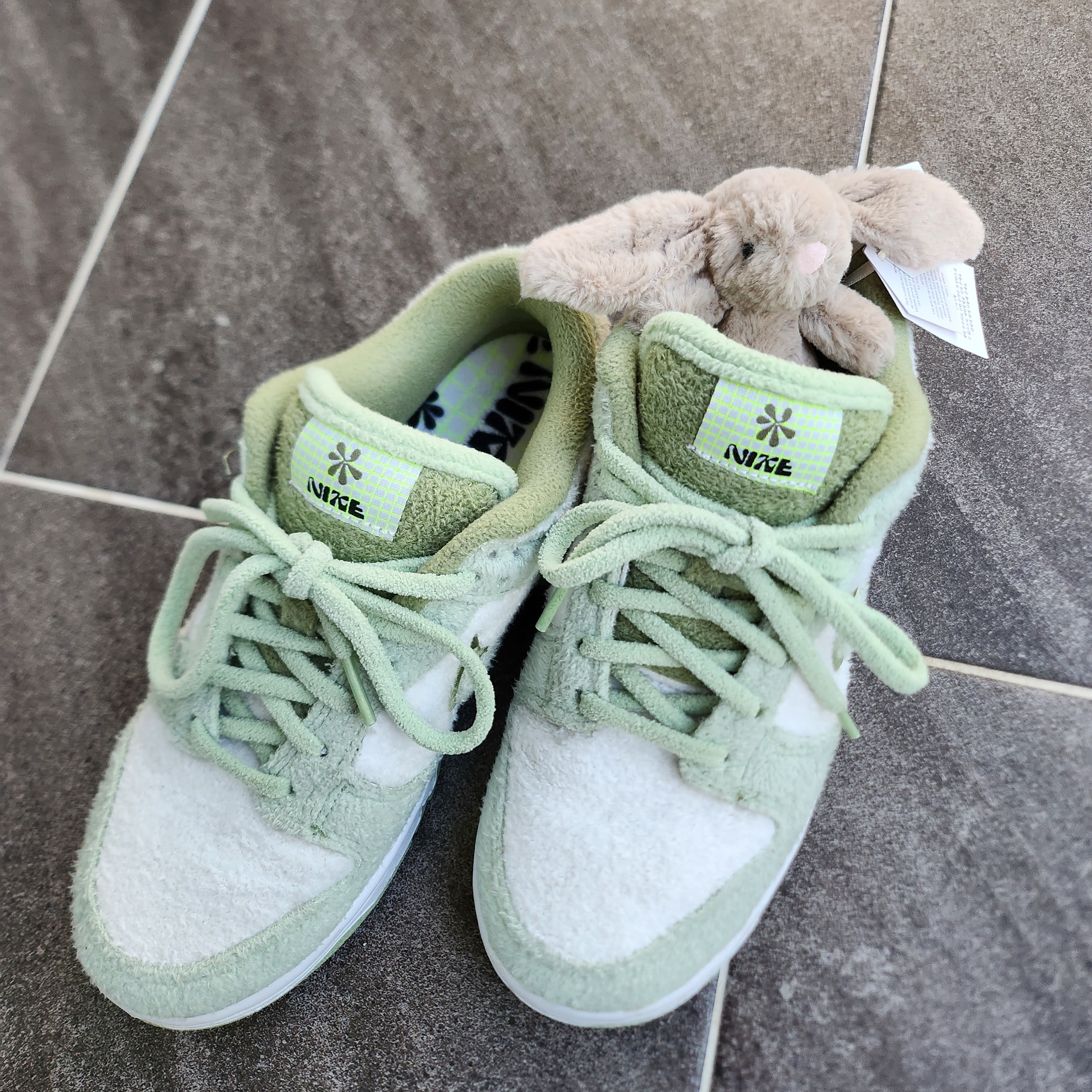 Jellycat Bashful Bunny Bag Charm Beige, (W) Nike Dunk Low SE Honeydew Phantom 착용 스타일