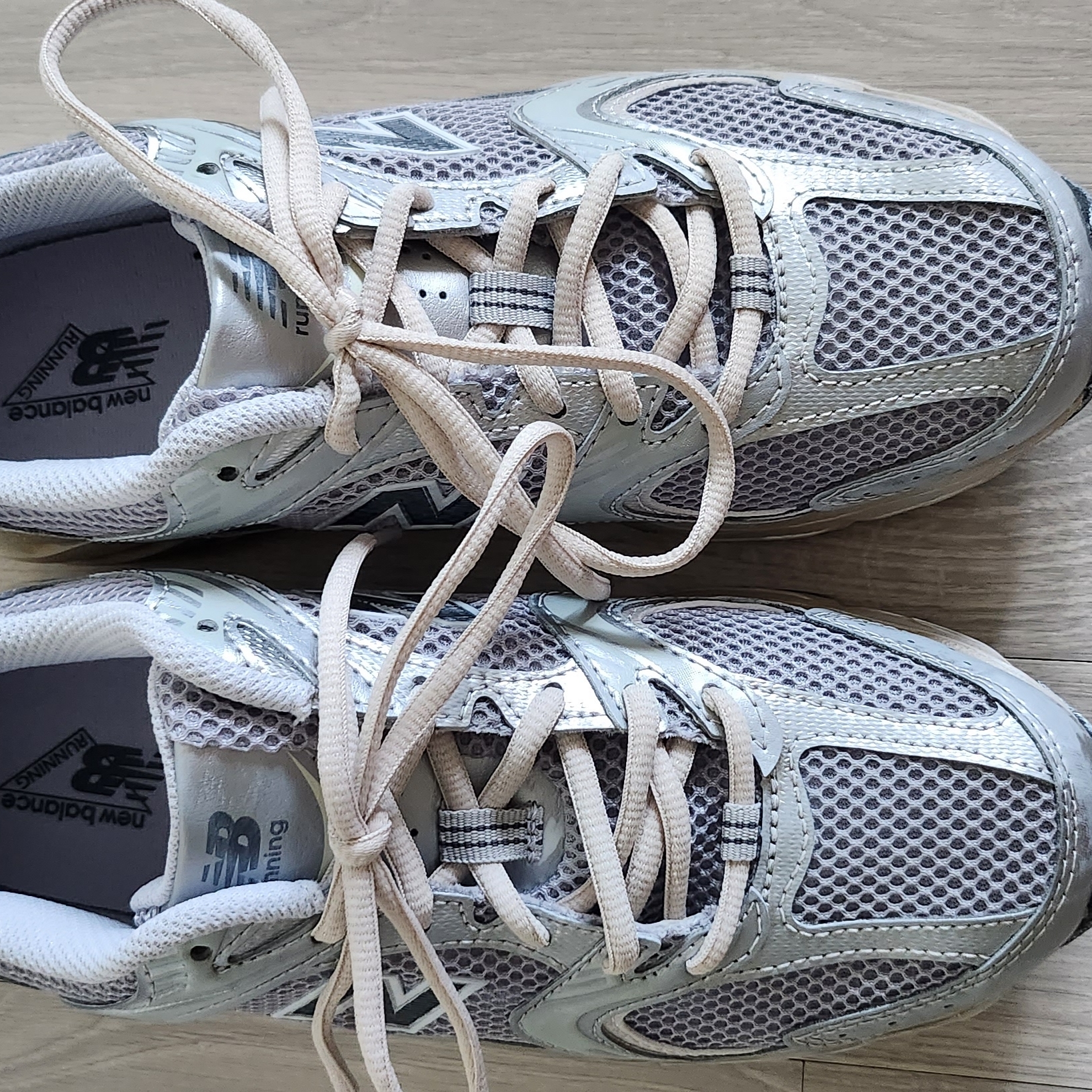 New Balance 530 Vintage Metallic Silver 착용 스타일