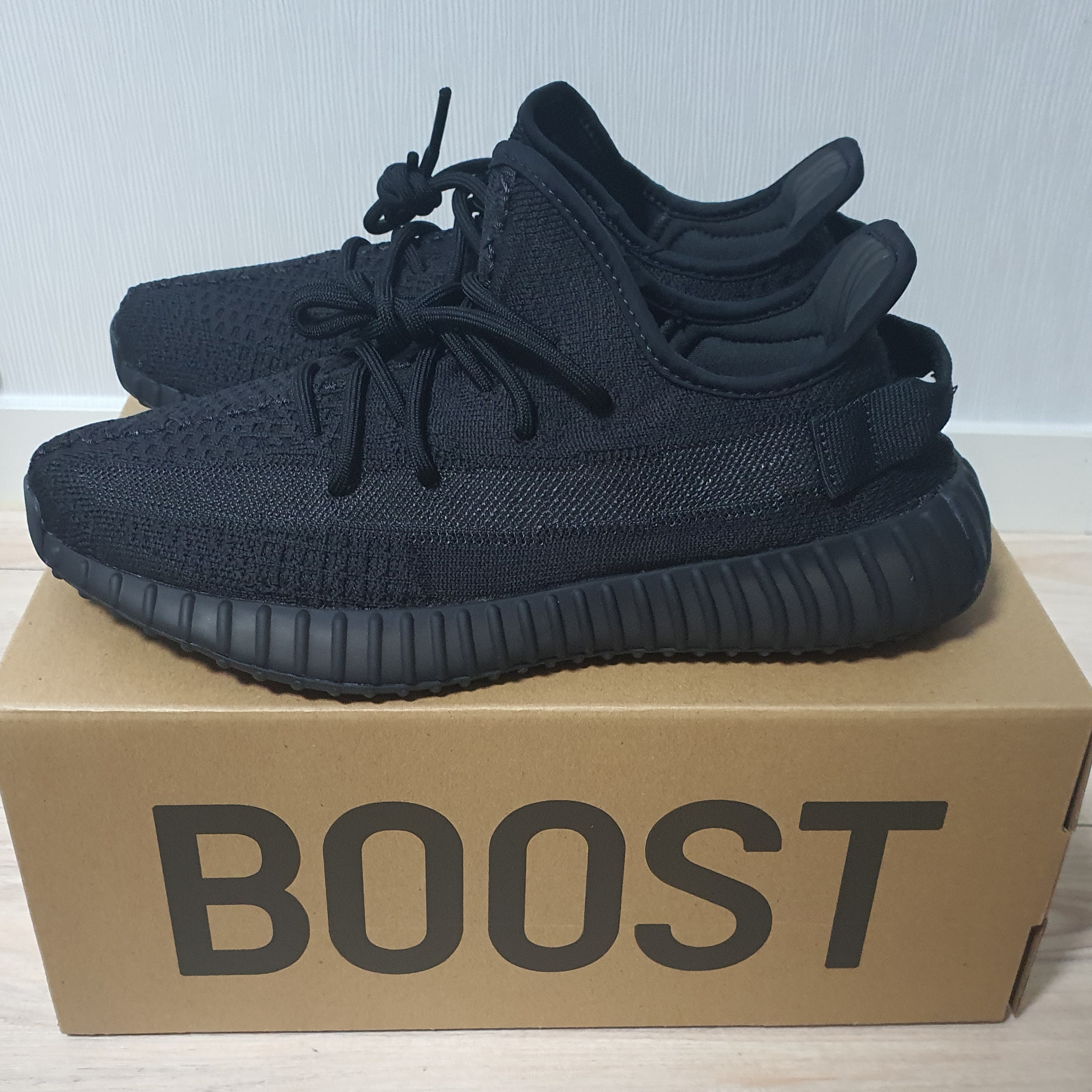 Adidas Yeezy Boost 350 V2 Onyx 착용 스타일
