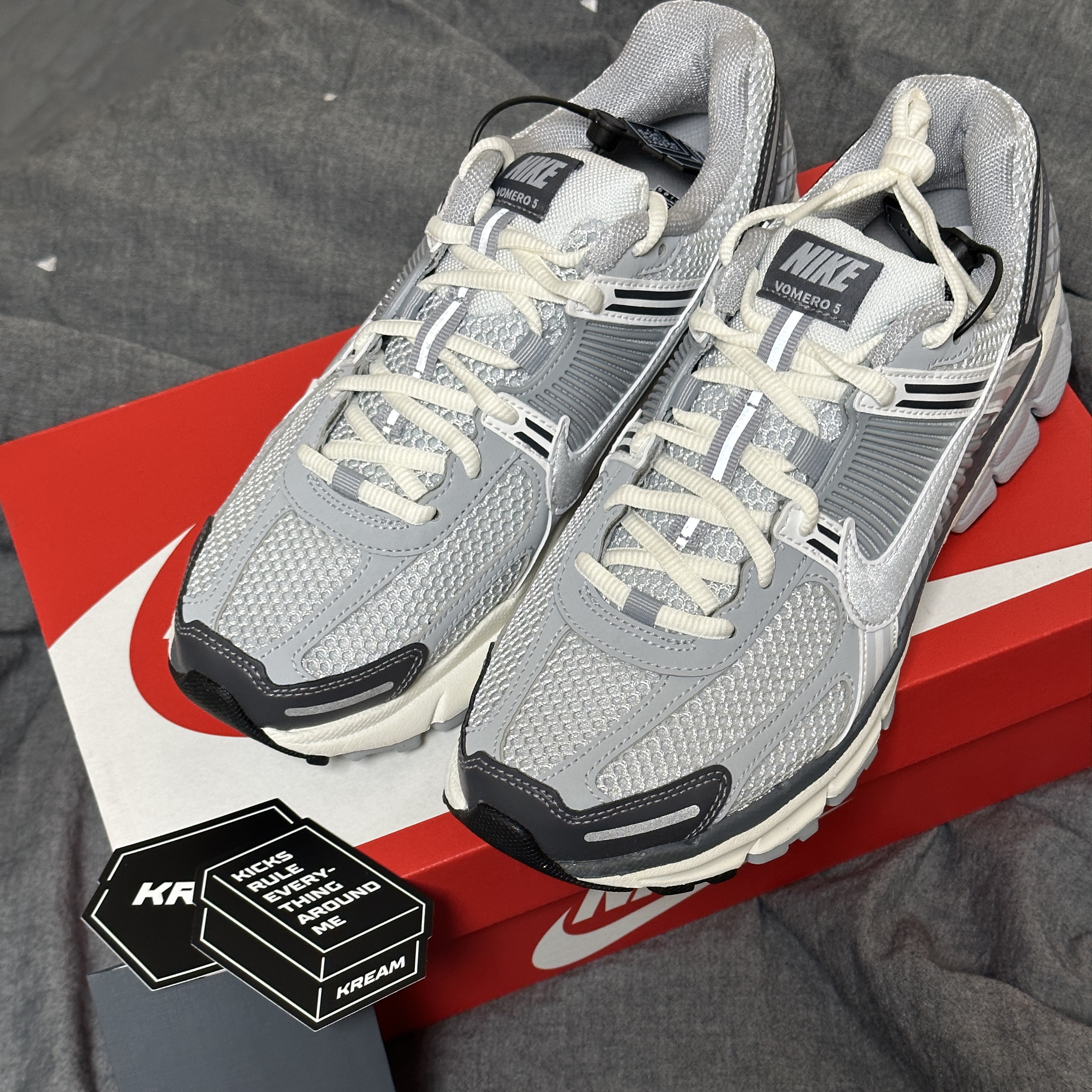 (W) Nike Zoom Vomero 5 Pure Platinum Metallic Silver 착용 스타일 - 2