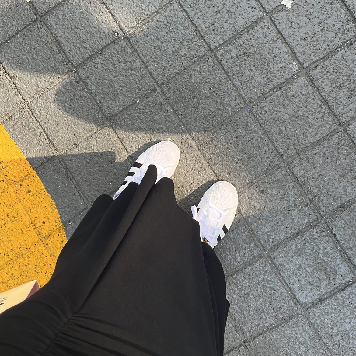 (J) Adidas Superstar J White Black 착용 스타일 - 1