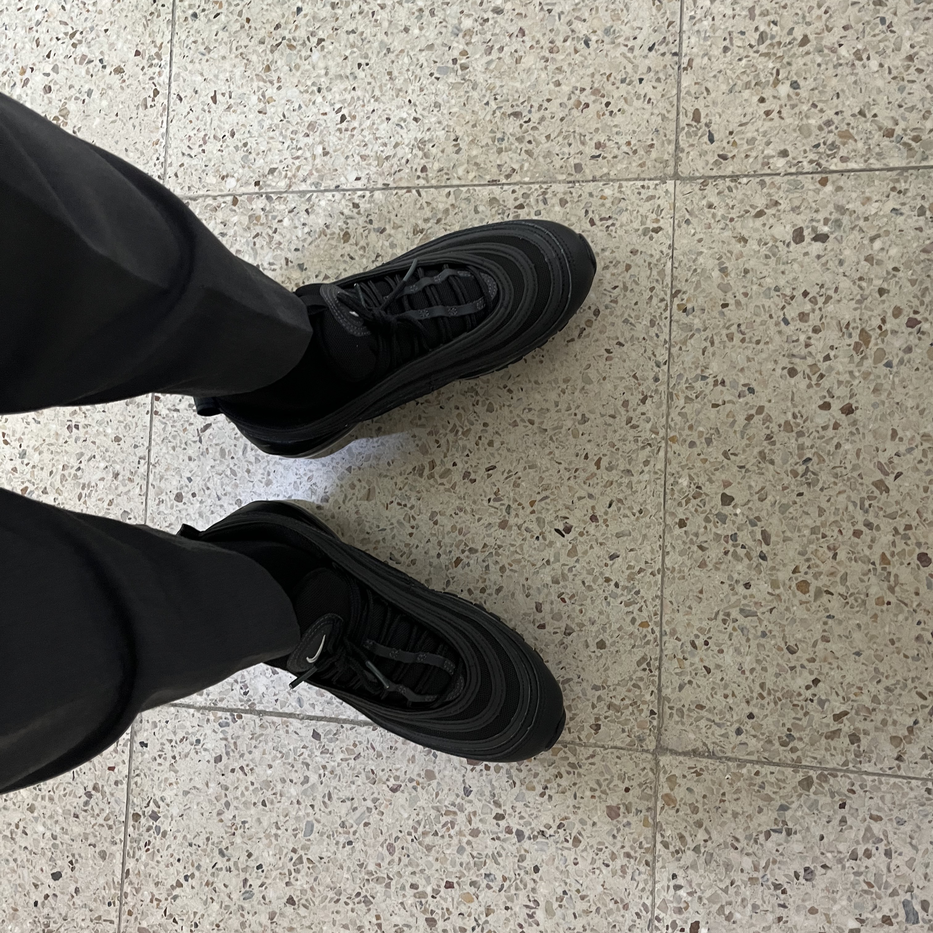 Nike Air Max 97 Black White Anthracite 착용 스타일 - 2