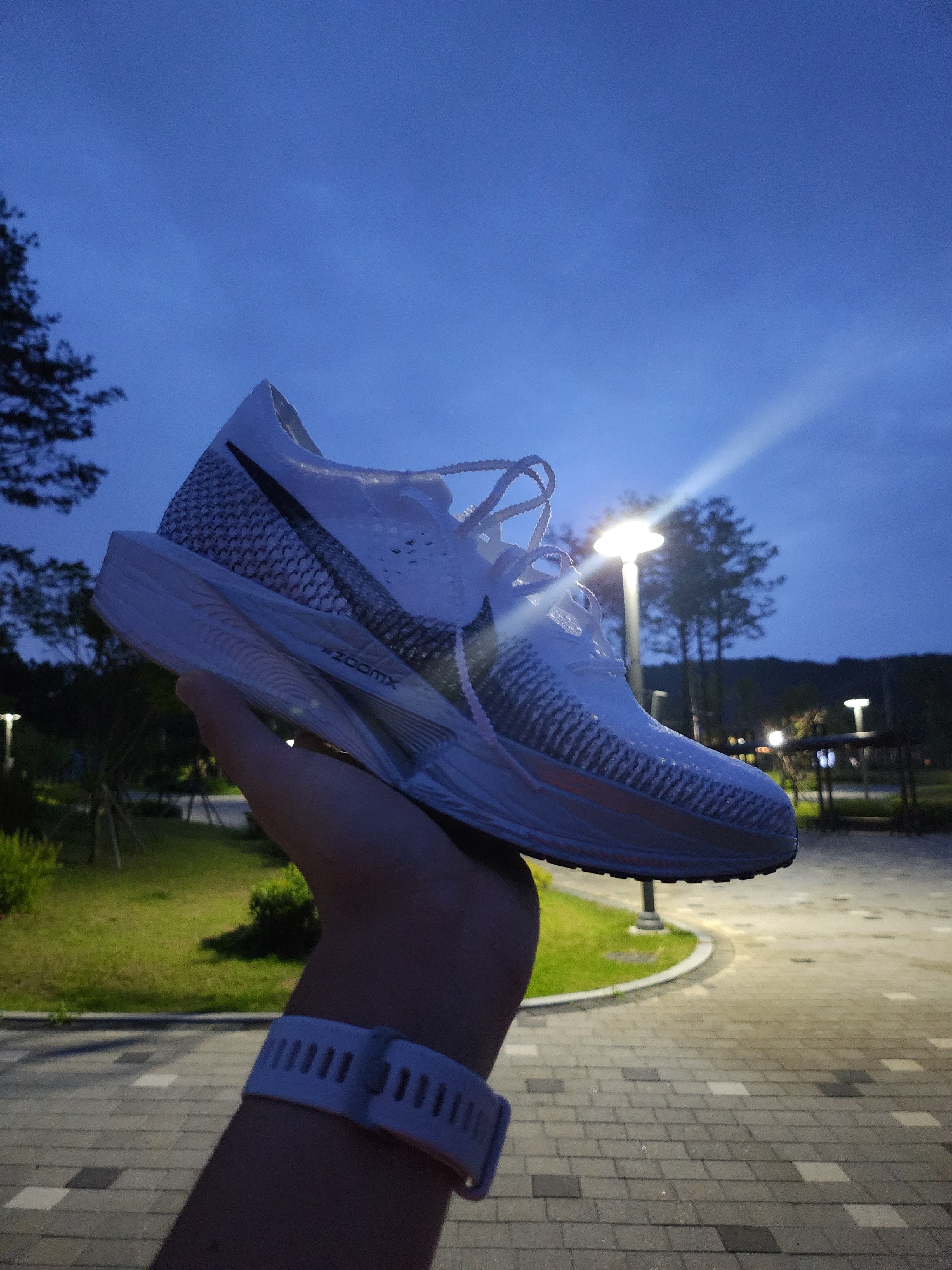 Nike ZoomX Vaporfly Next% 3 White Grey 착용 스타일 - 1