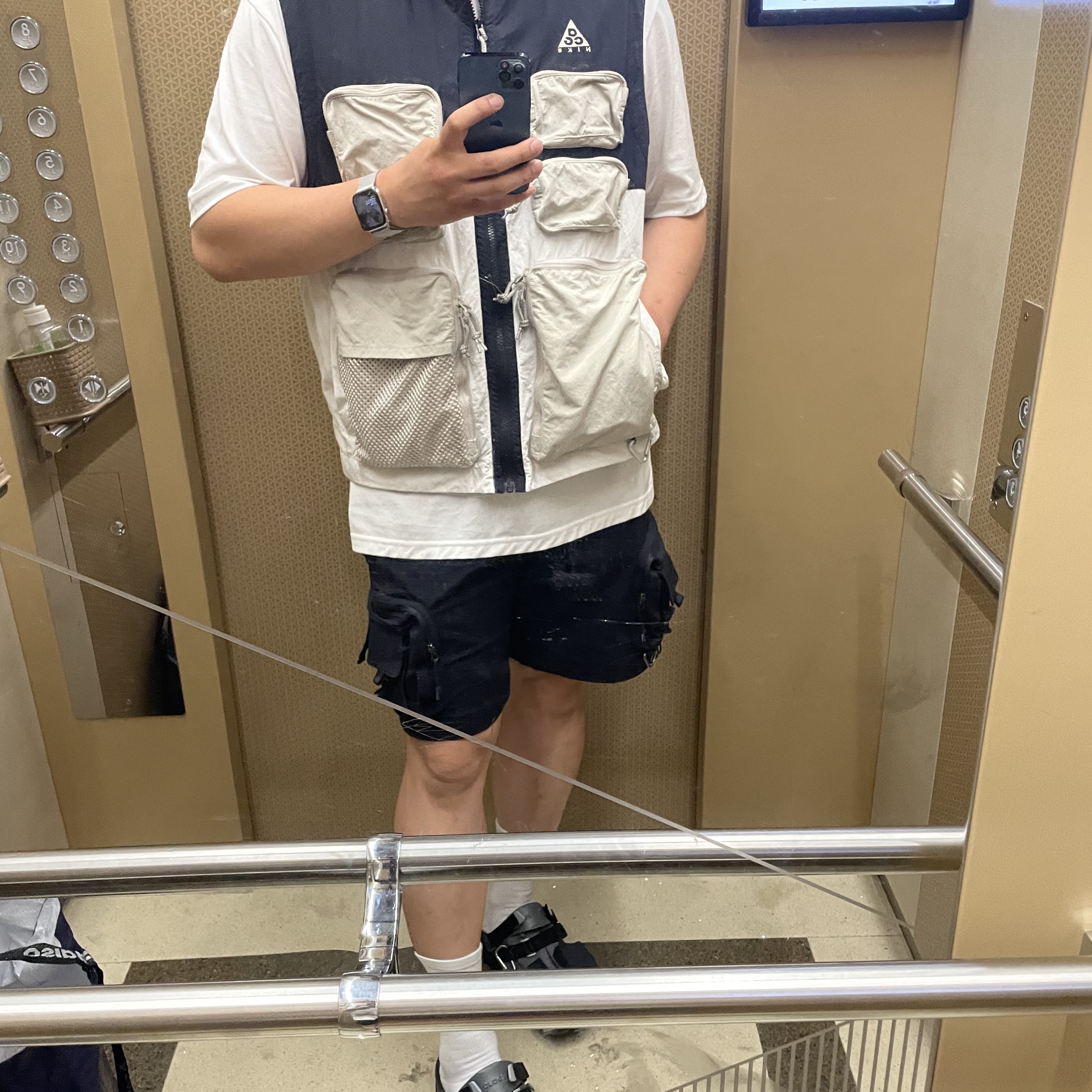 Crocs x Beams Classic All Terrain Mountain Parka Clog Grey, Nike ACG Utility Vest Black Summit White - US/EU 착용 스타일