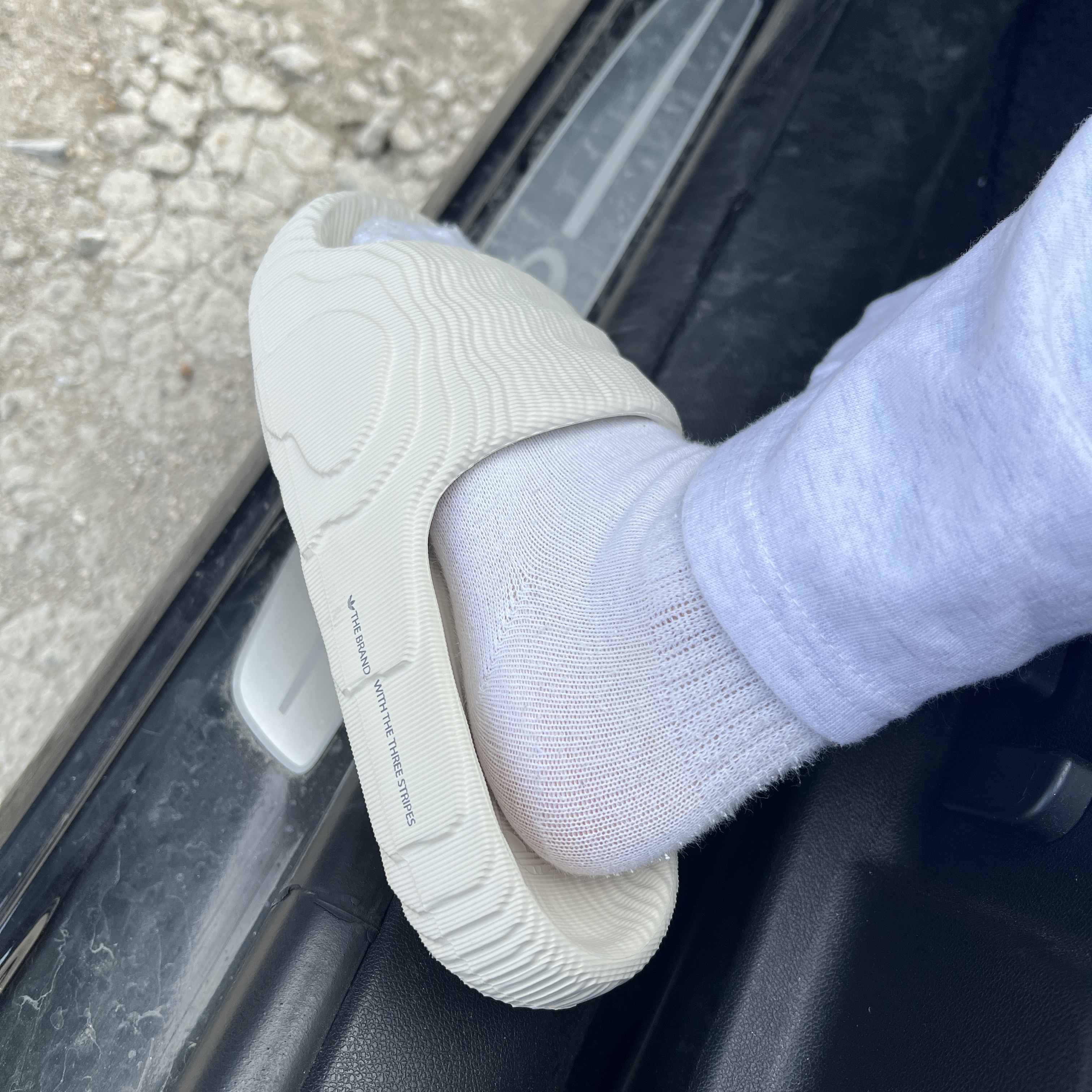 Adidas Adilette 22 Aluminium 착용 스타일 - 2