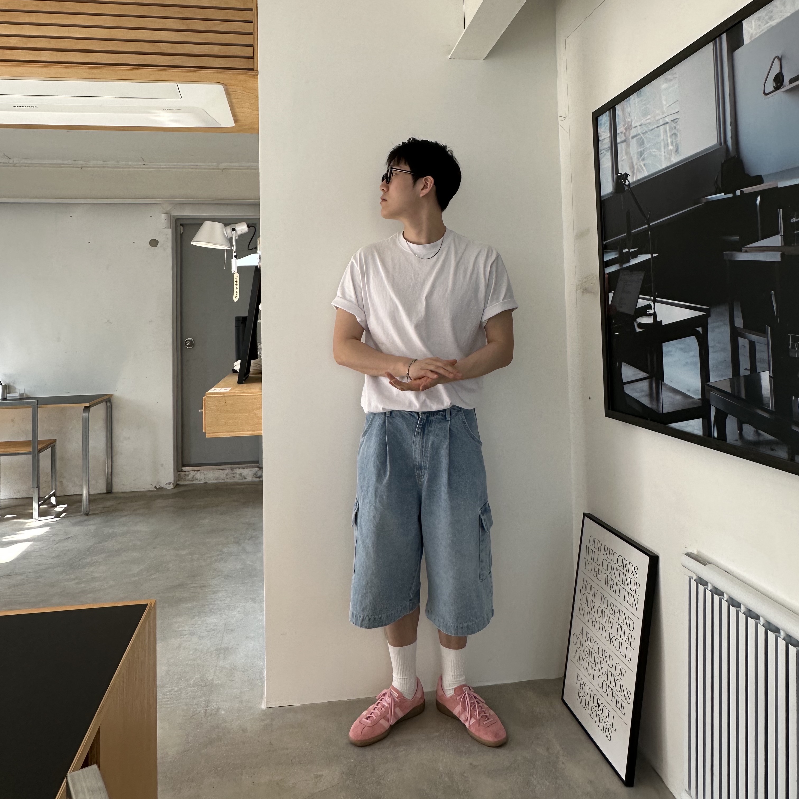 Adidas Bermuda Glow Pink 착용 스타일 - 1