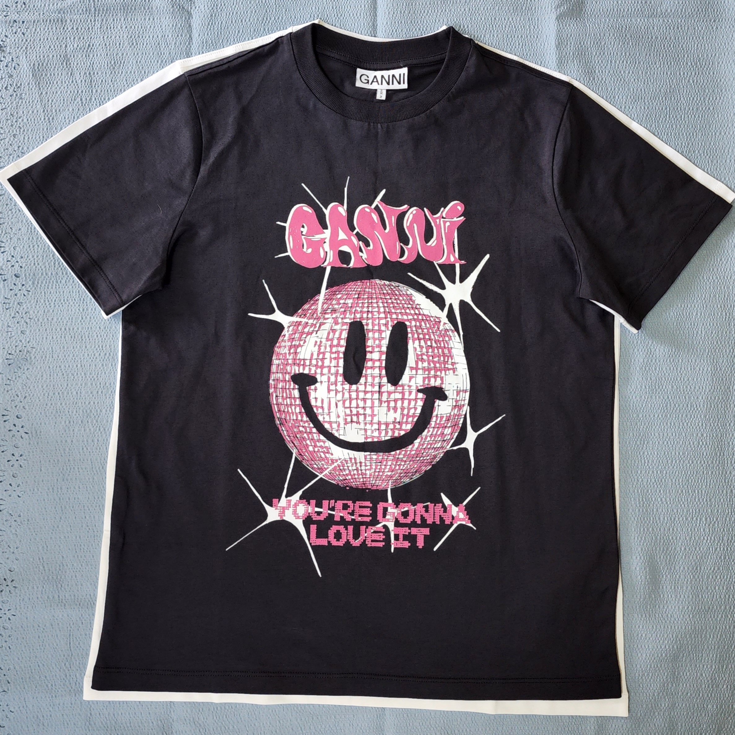 (W) Ganni Yellow Smiley Relaxed T-Shirt Bright White, (W) Ganni Smiley Relaxed T-Shirt Phantom 착용 스타일 - 2