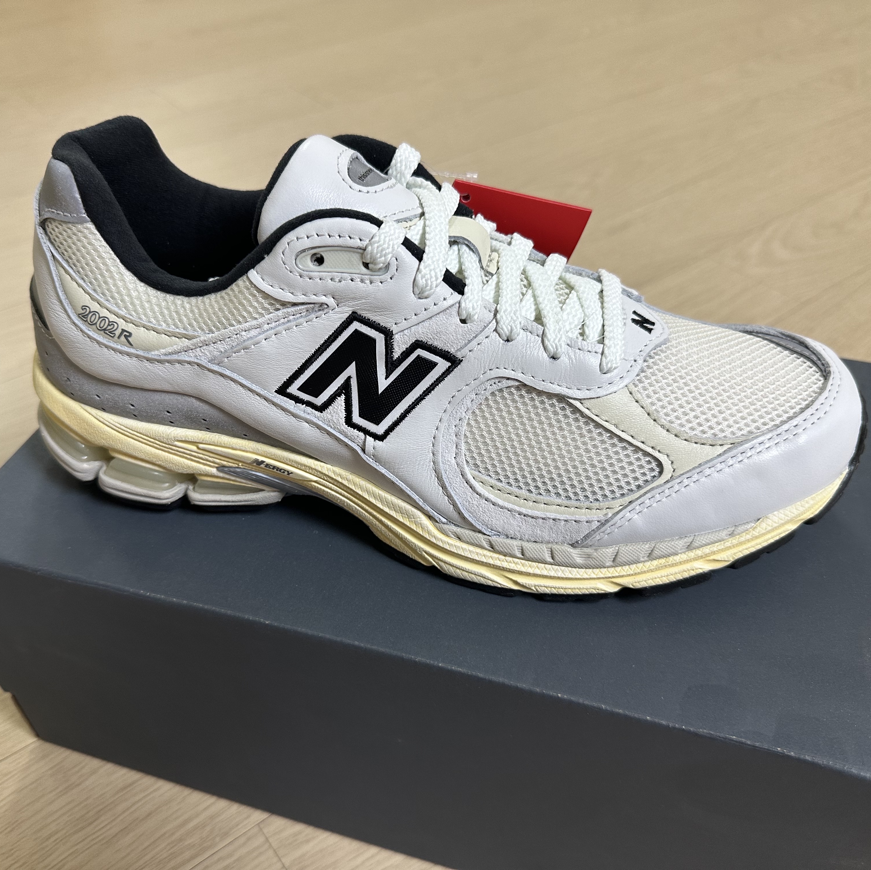 New Balance x Thisisneverthat 2002R White 착용 스타일
