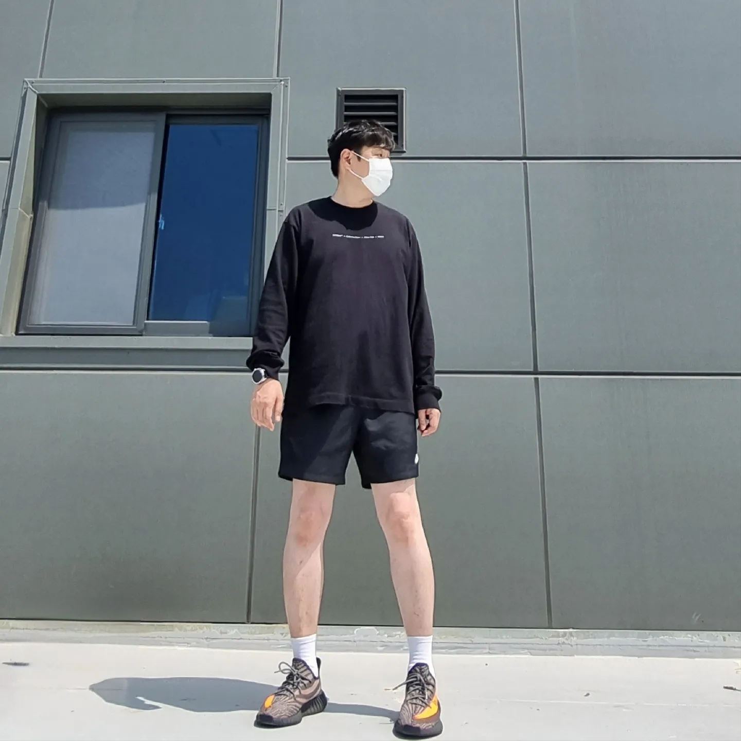 아디다스 이지 부스트 350 V2 카본 벨루가, 나이키 NSW 우븐 쇼츠 블랙 - 아시아 착용 스타일 - 2